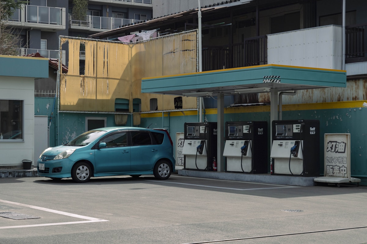 日本加油站與停靠加油機旁的藍色轎車