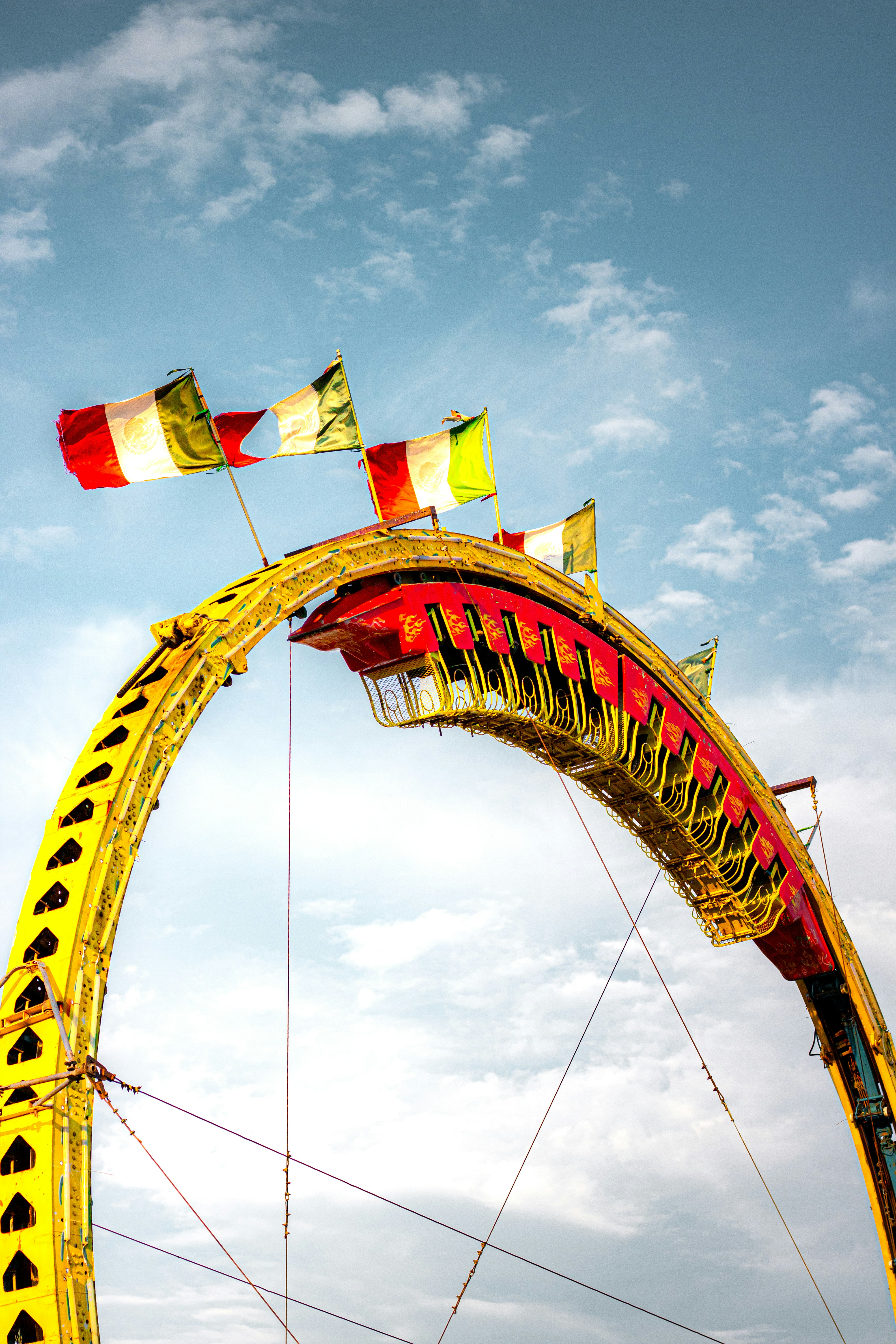 Una atracción colorida de parque de atracciones contra un cielo nublado