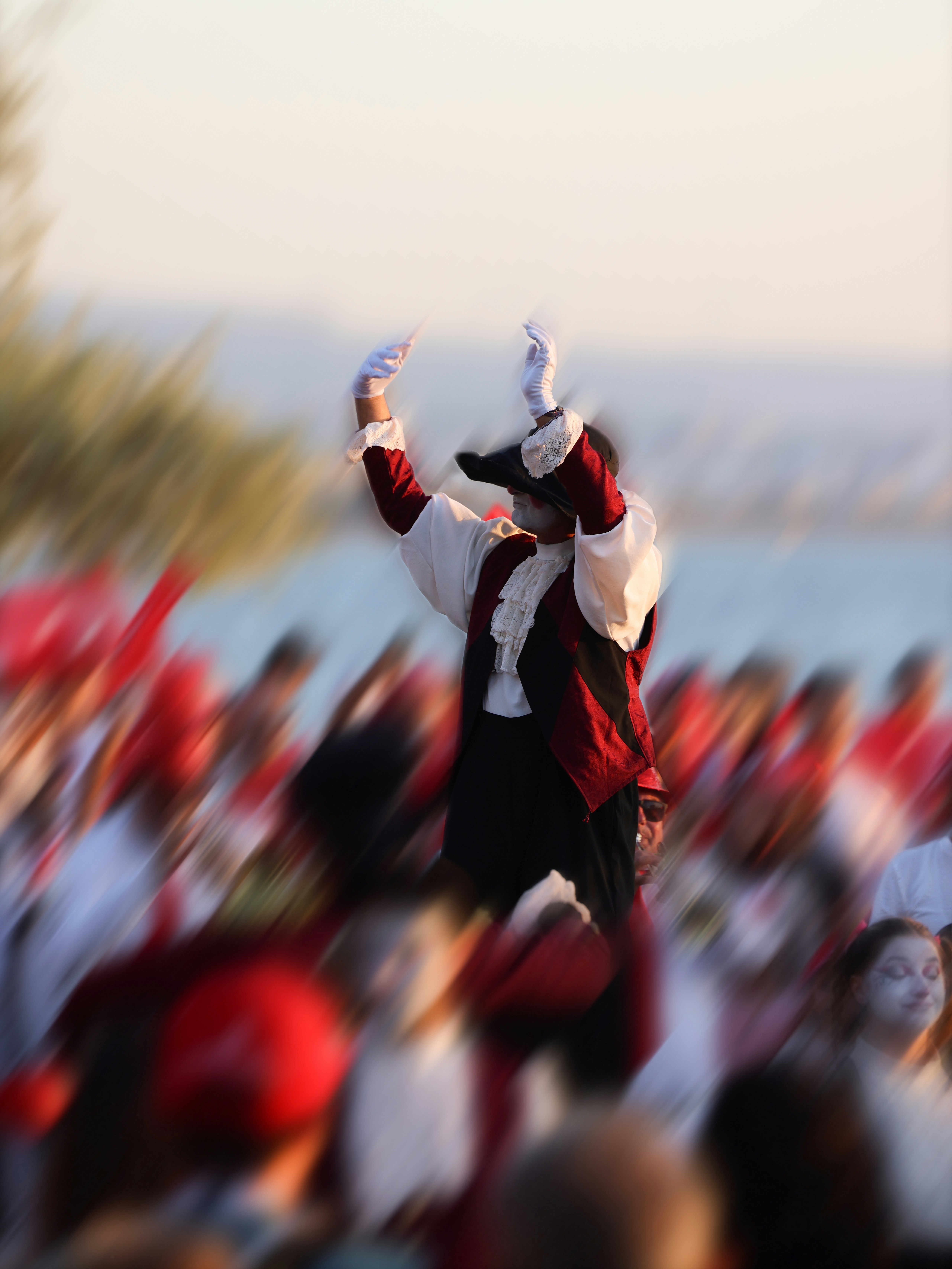 Çanakkale’de kalabalık arasında tarihî kostümle dans eden bir kişi