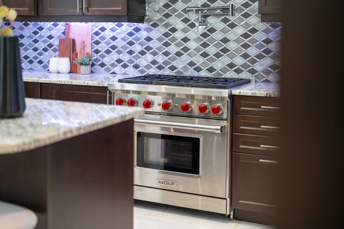 Stainless-steel cooking range with multiple gas burners
