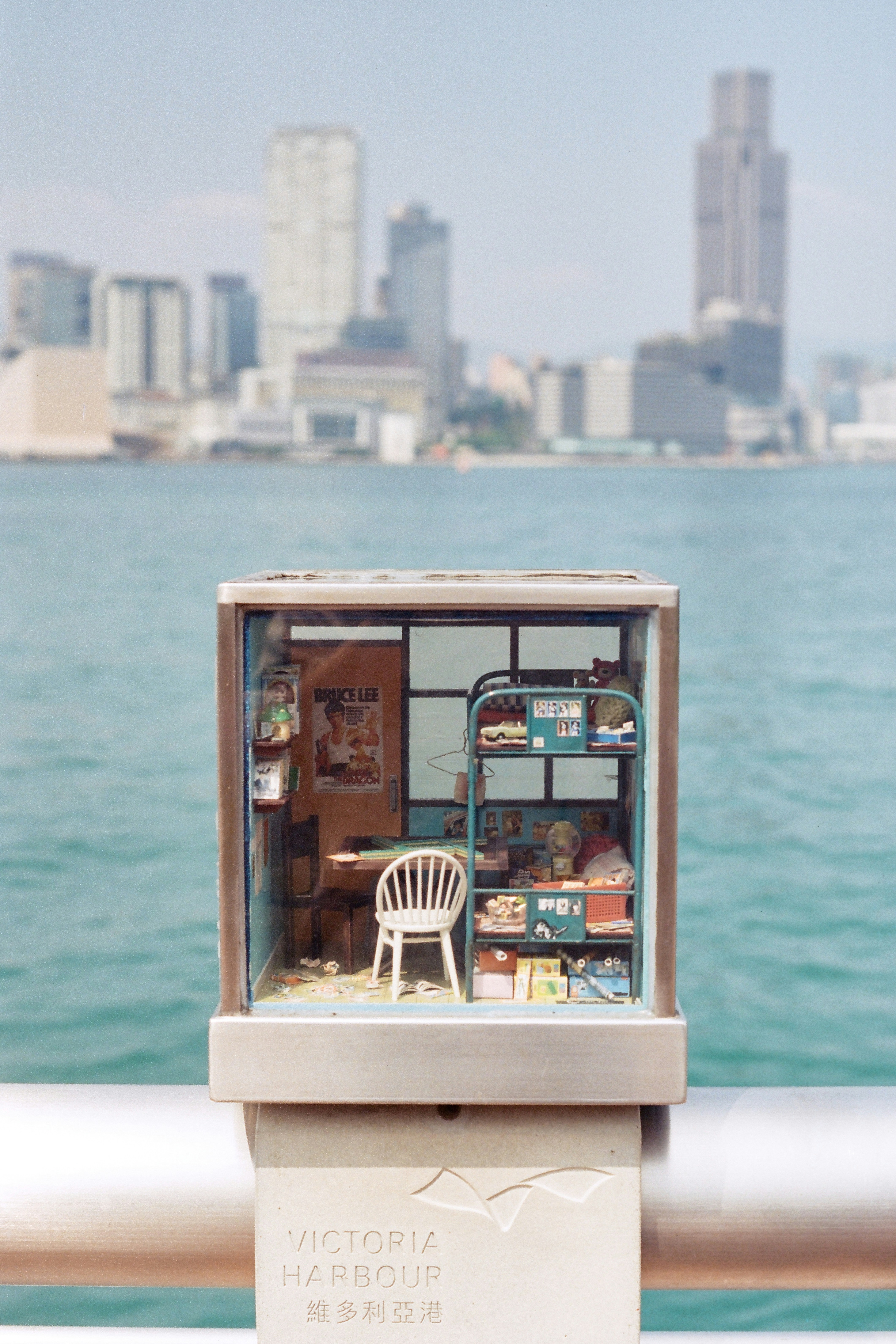 Detailreiches Miniatur-Diorama eines möblierten Zimmers im Kleinformat