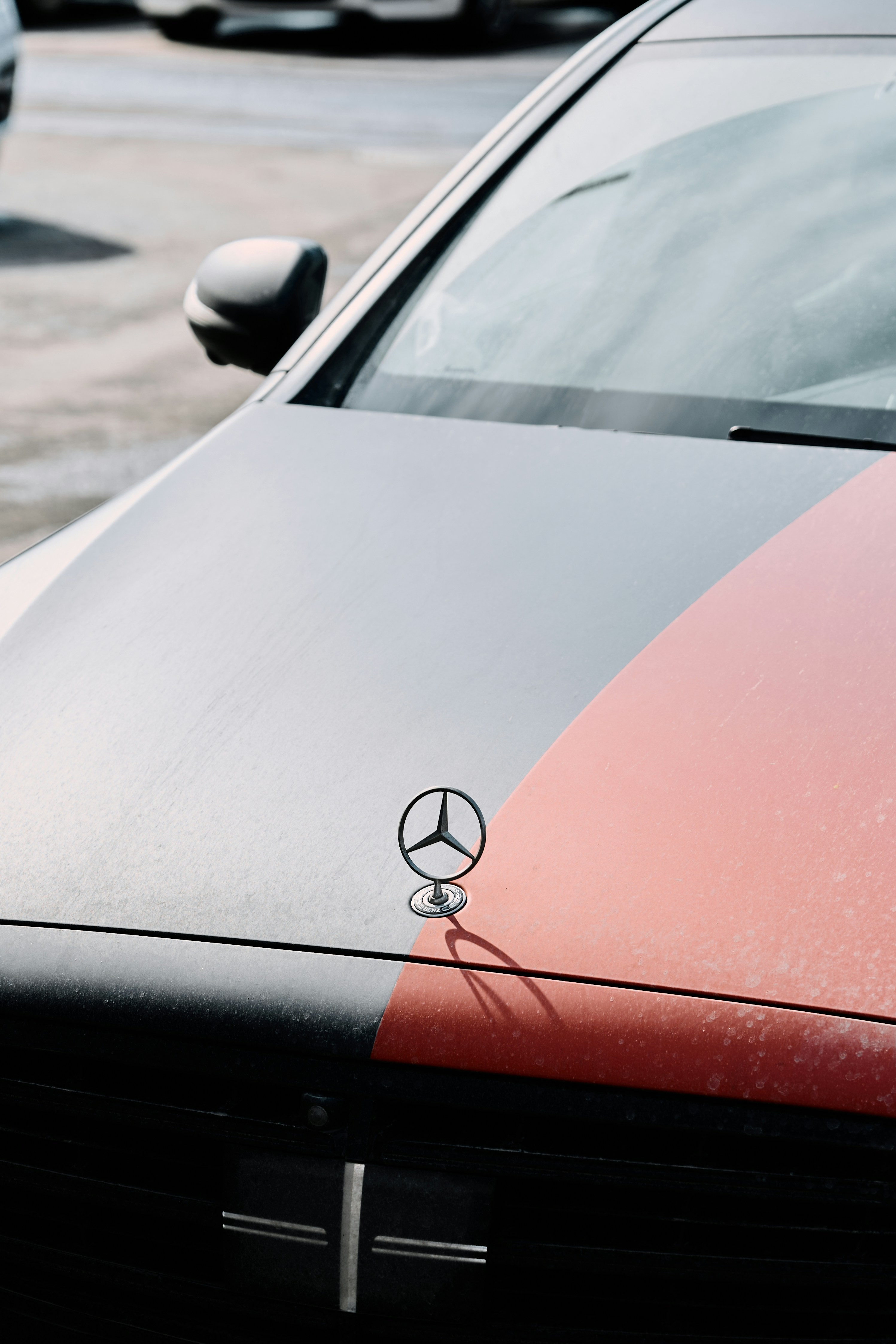 Plan rapproché d’un capot de Mercedes-Benz avec une bande rouge.