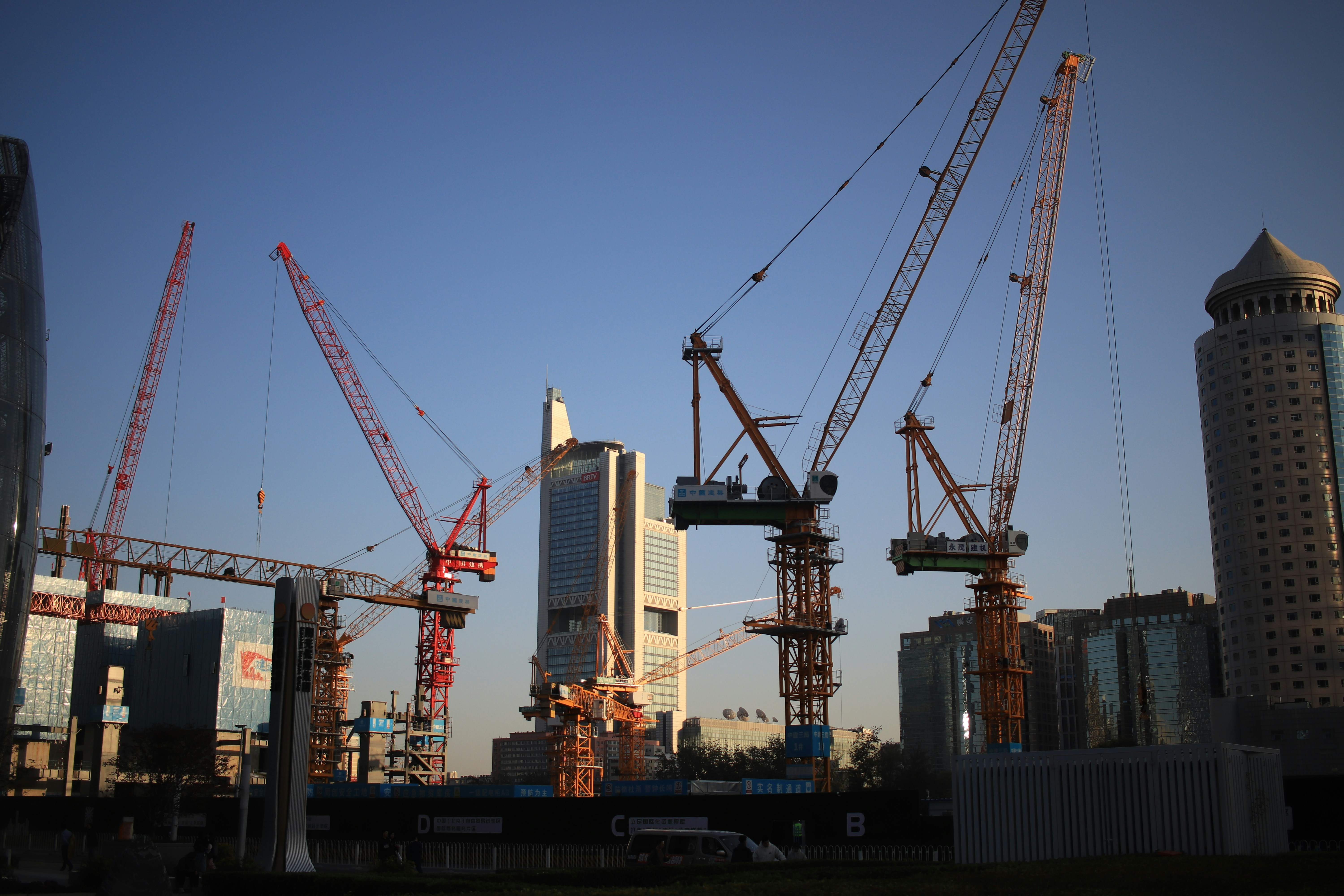 Project Finance vs Corporate Finance: Key Differences and When to Use Each Funding Method