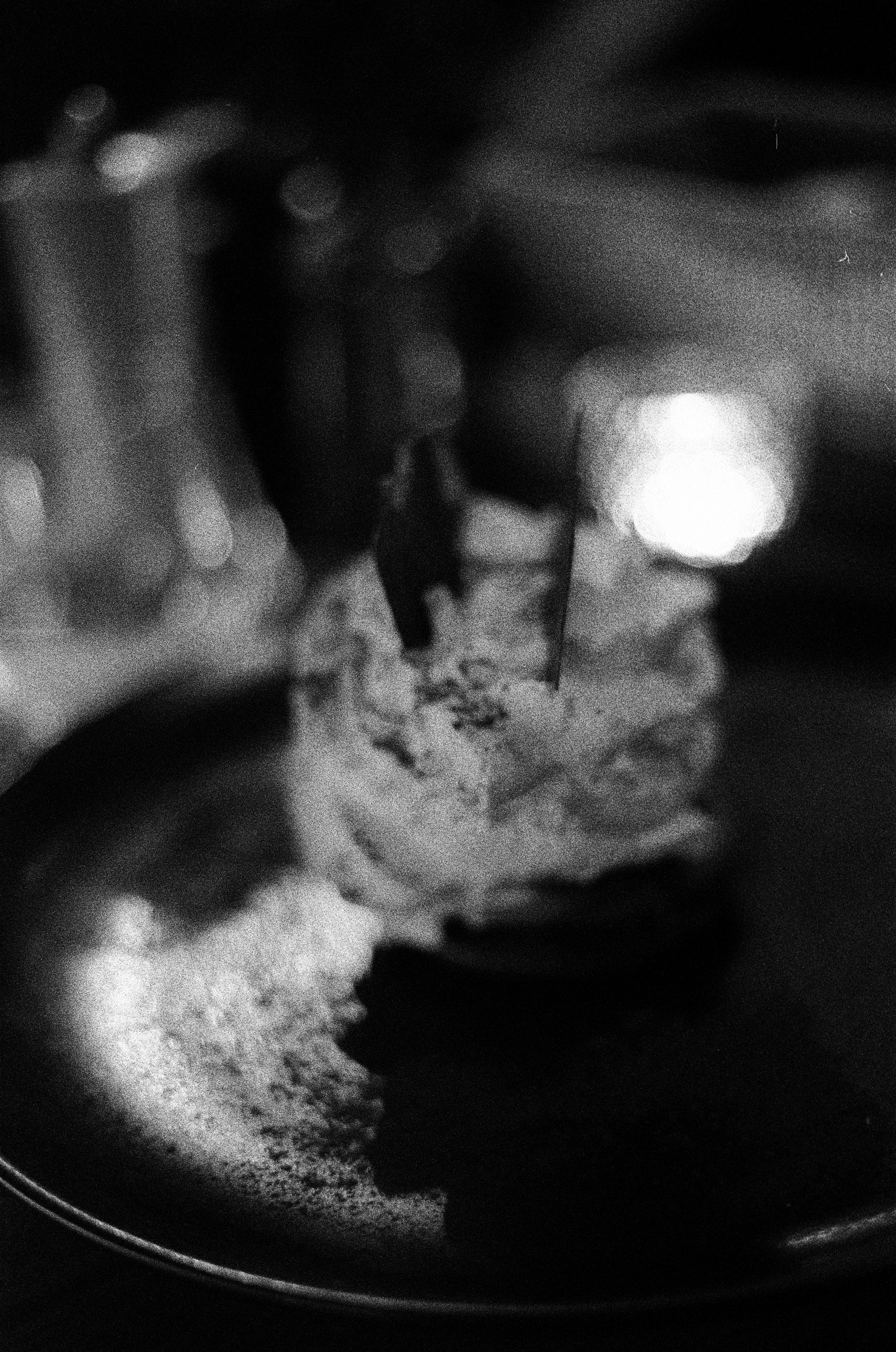 Makanan penutup kecil yang dibekukan di atas piring gelap.