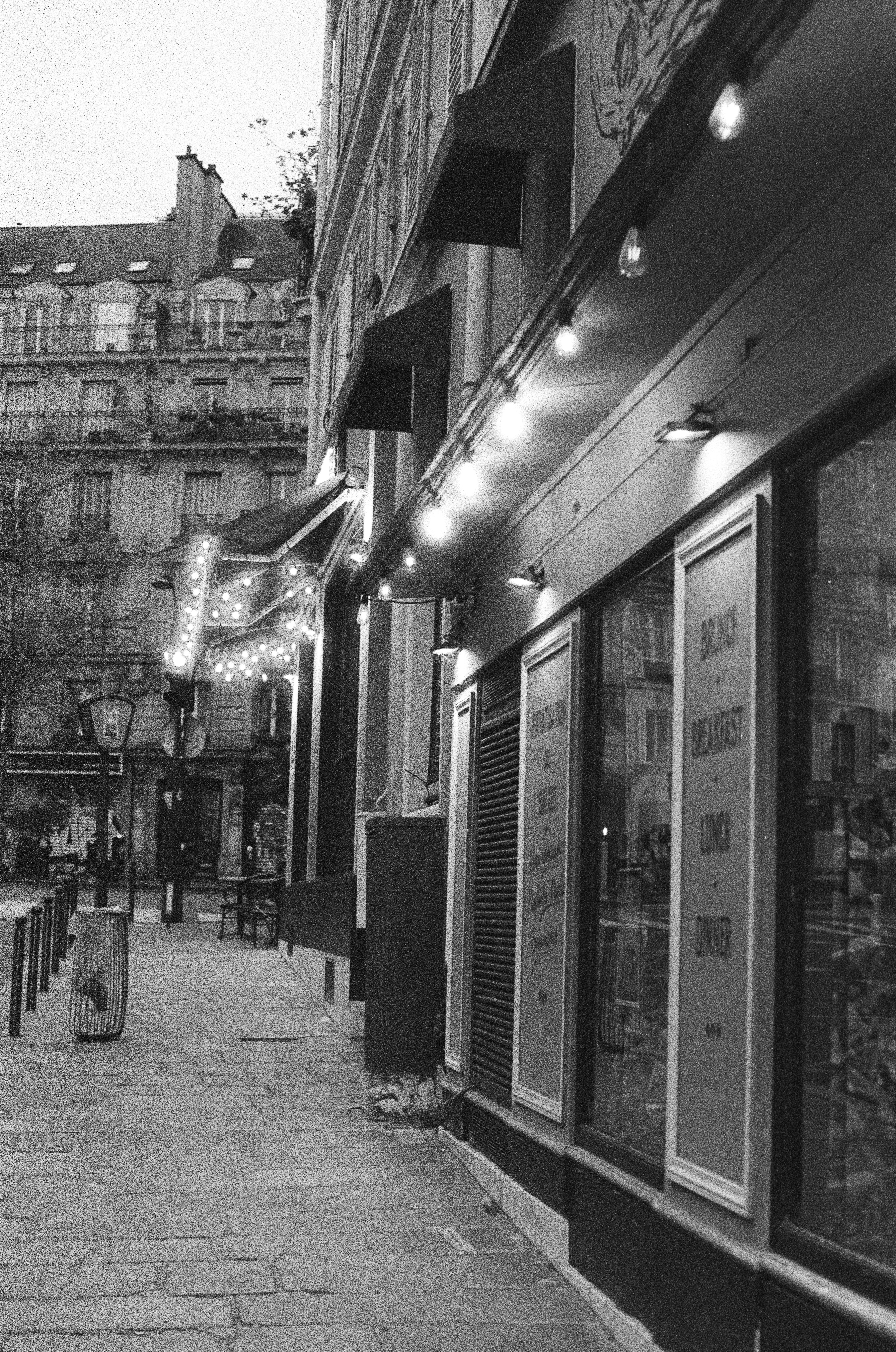 Pemandangan jalan kafe Paris saat senja