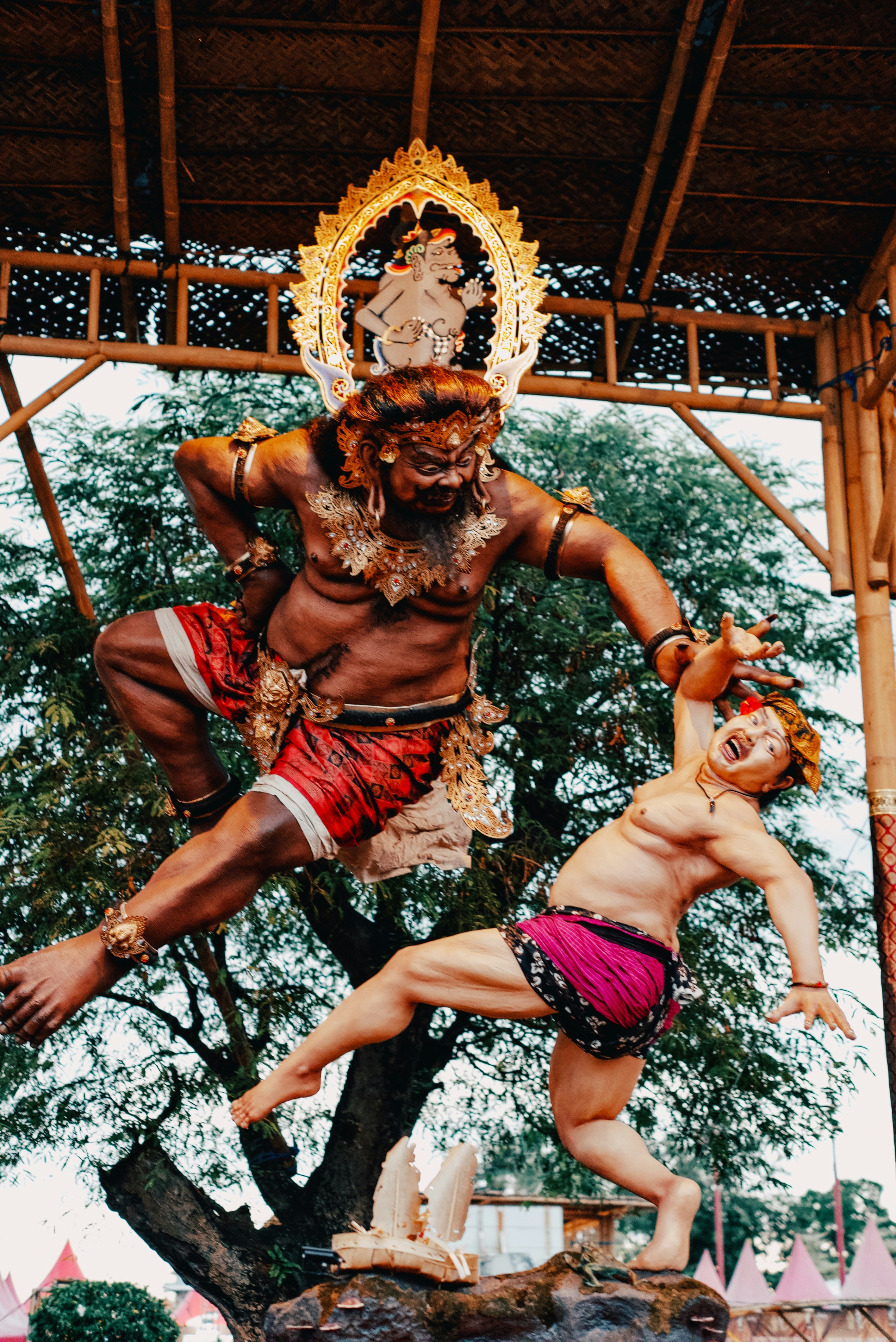 Two statues depict a fierce battle between mythical figures.
