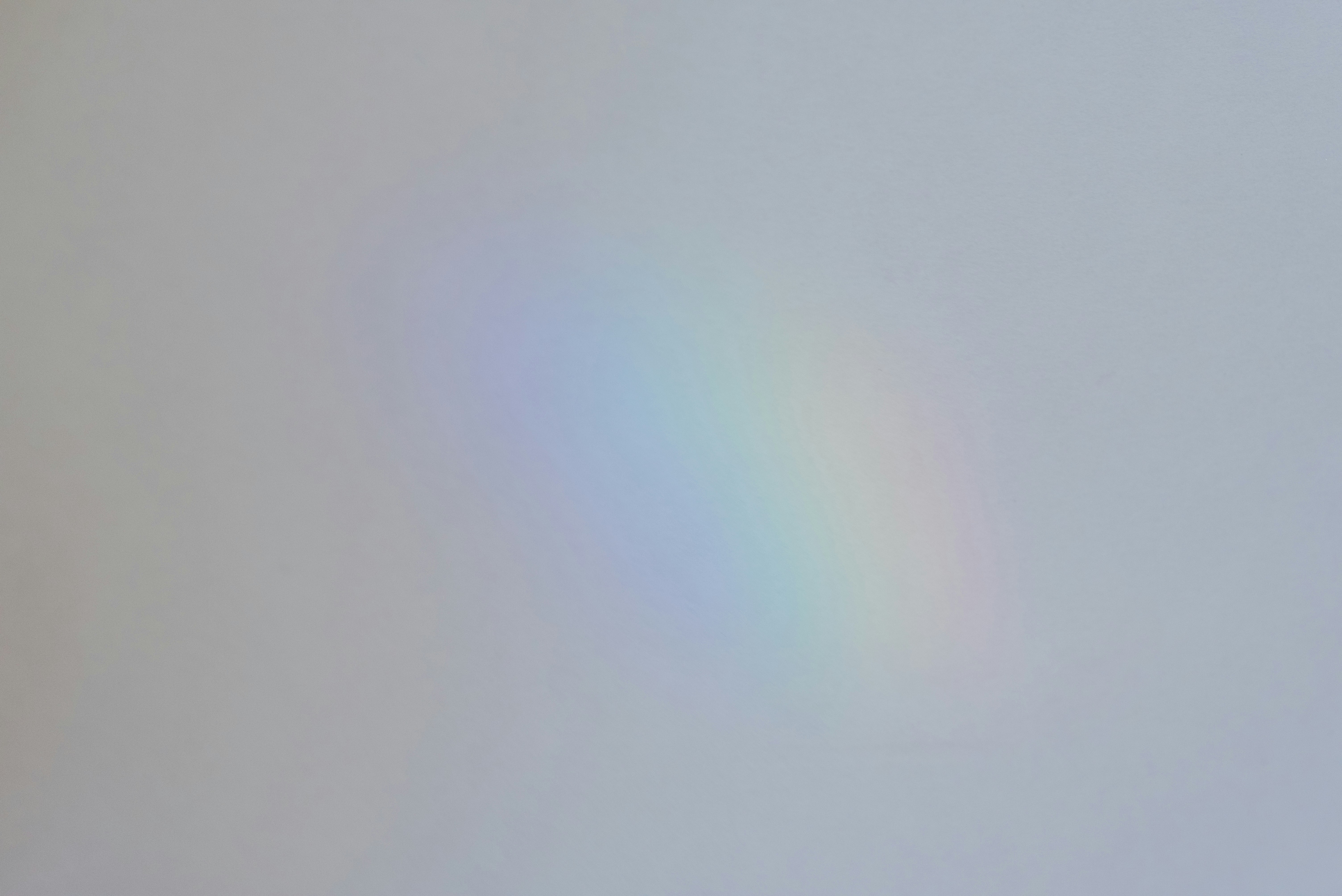 Un tenue arco iris sobre un fondo gris.