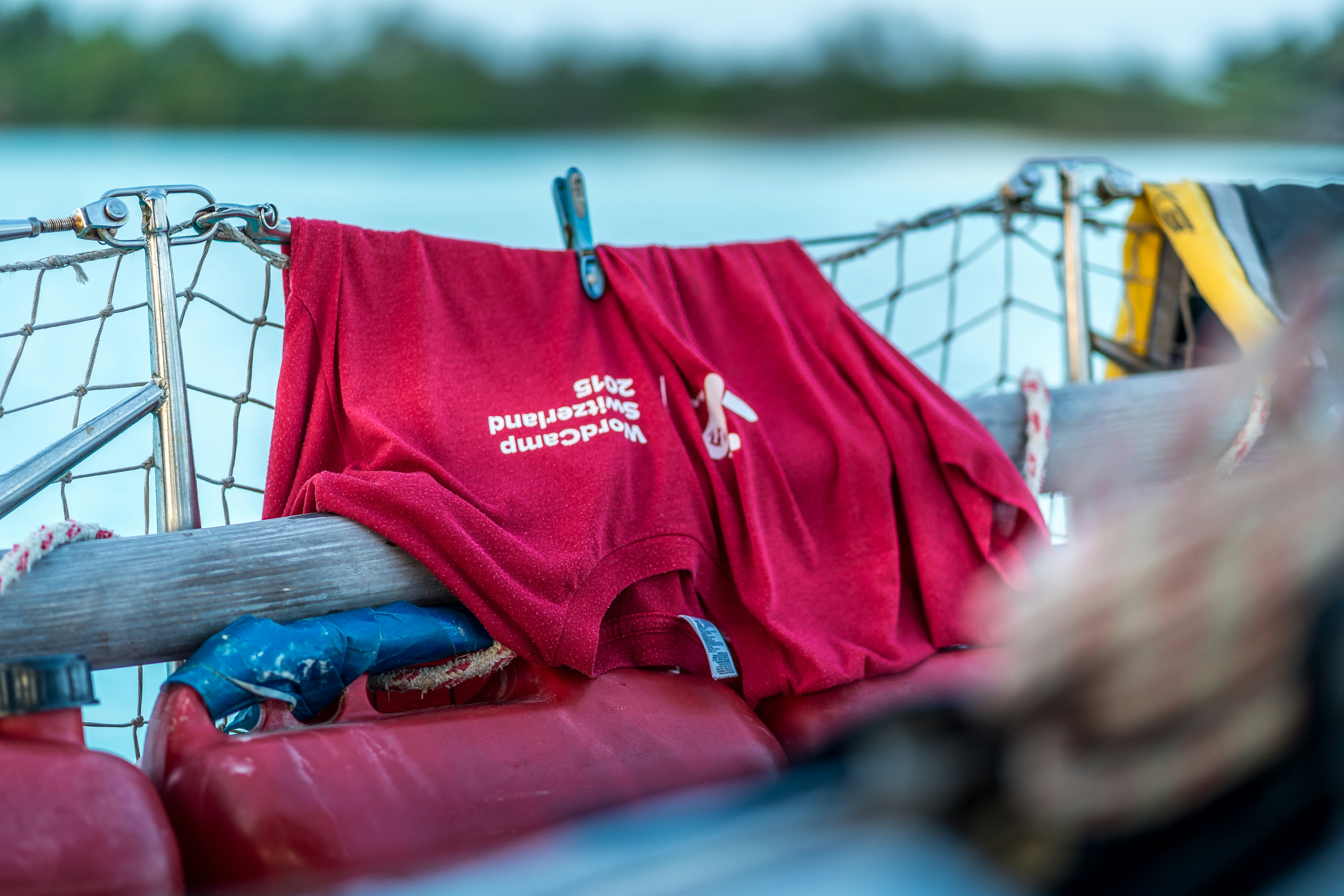 Rotes Hemd und Schwimmwesten auf einem Boot