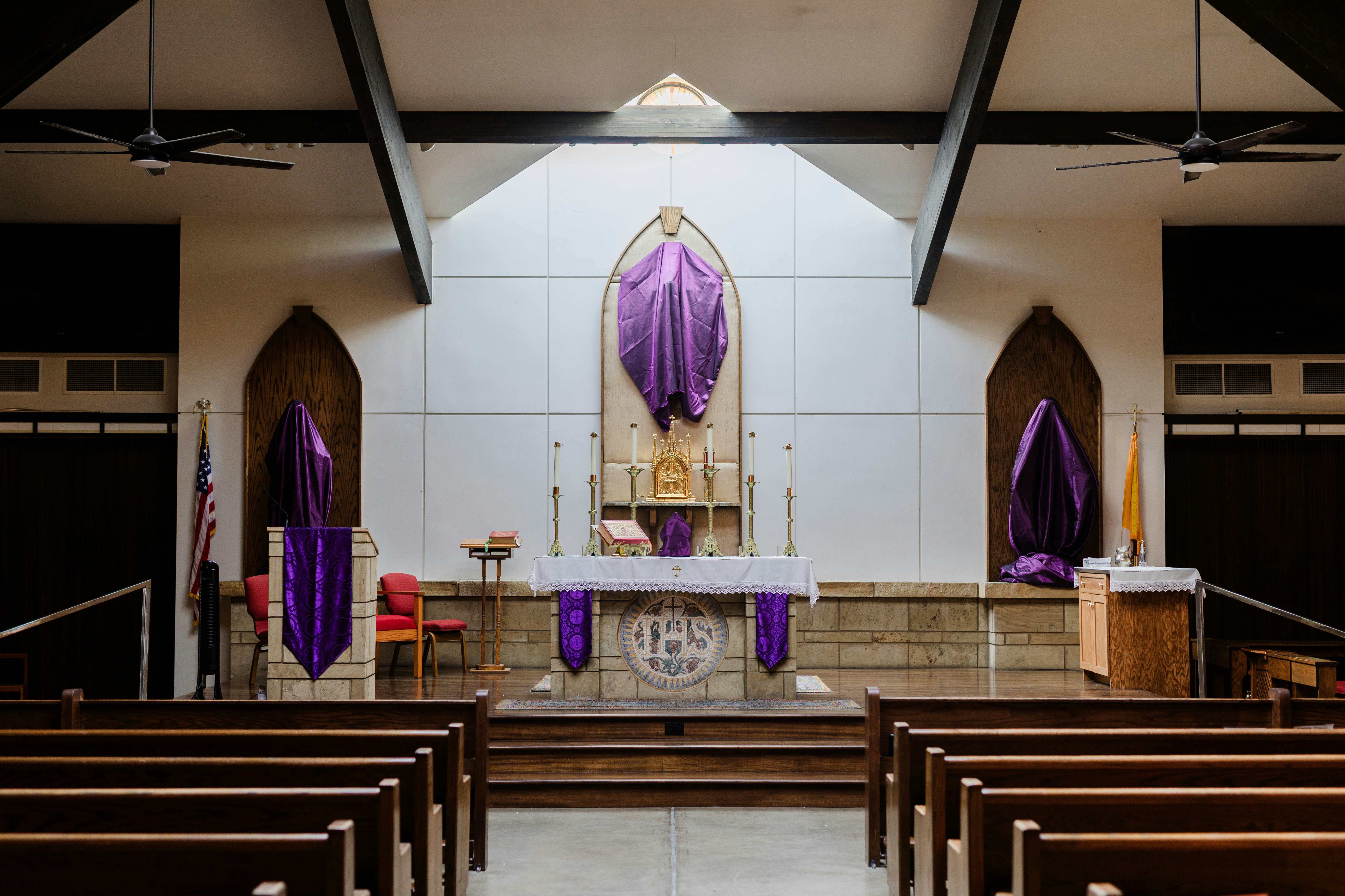 Un altar en una iglesia cubierto con tela morada.