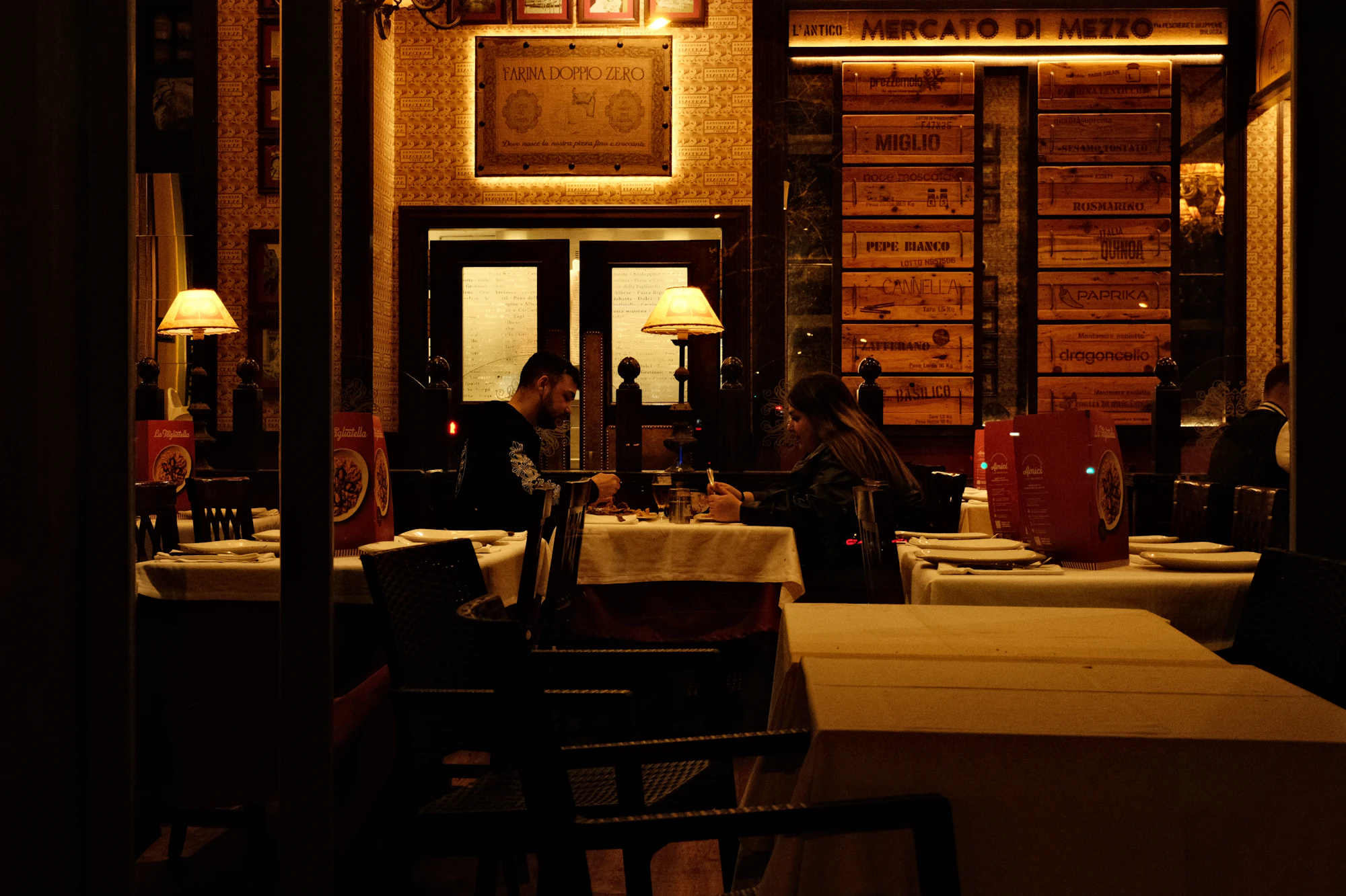 Interior cálido del restaurante al anochecer