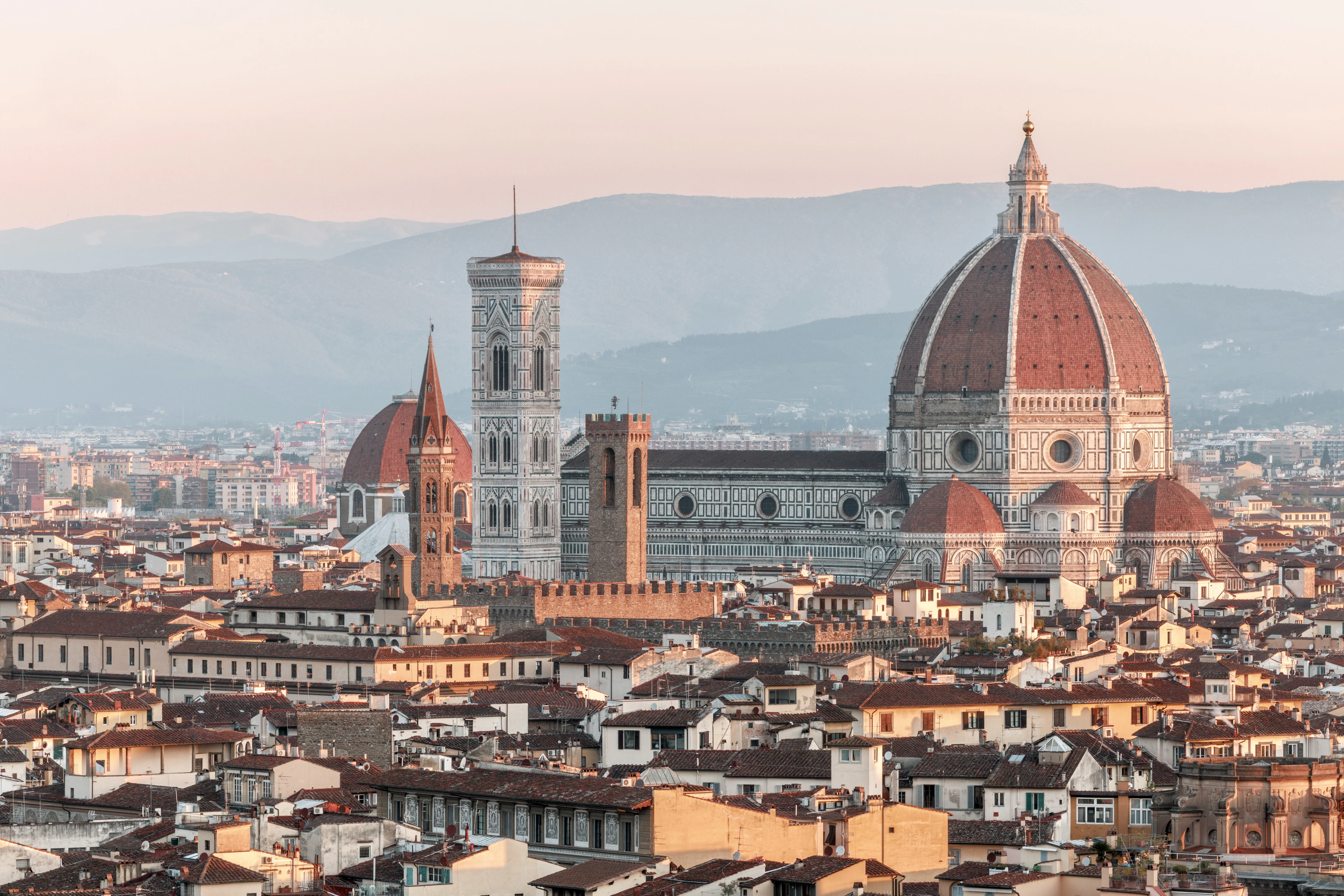 Florencia al amanecer con la cúpula de la catedral sobre los tejados
