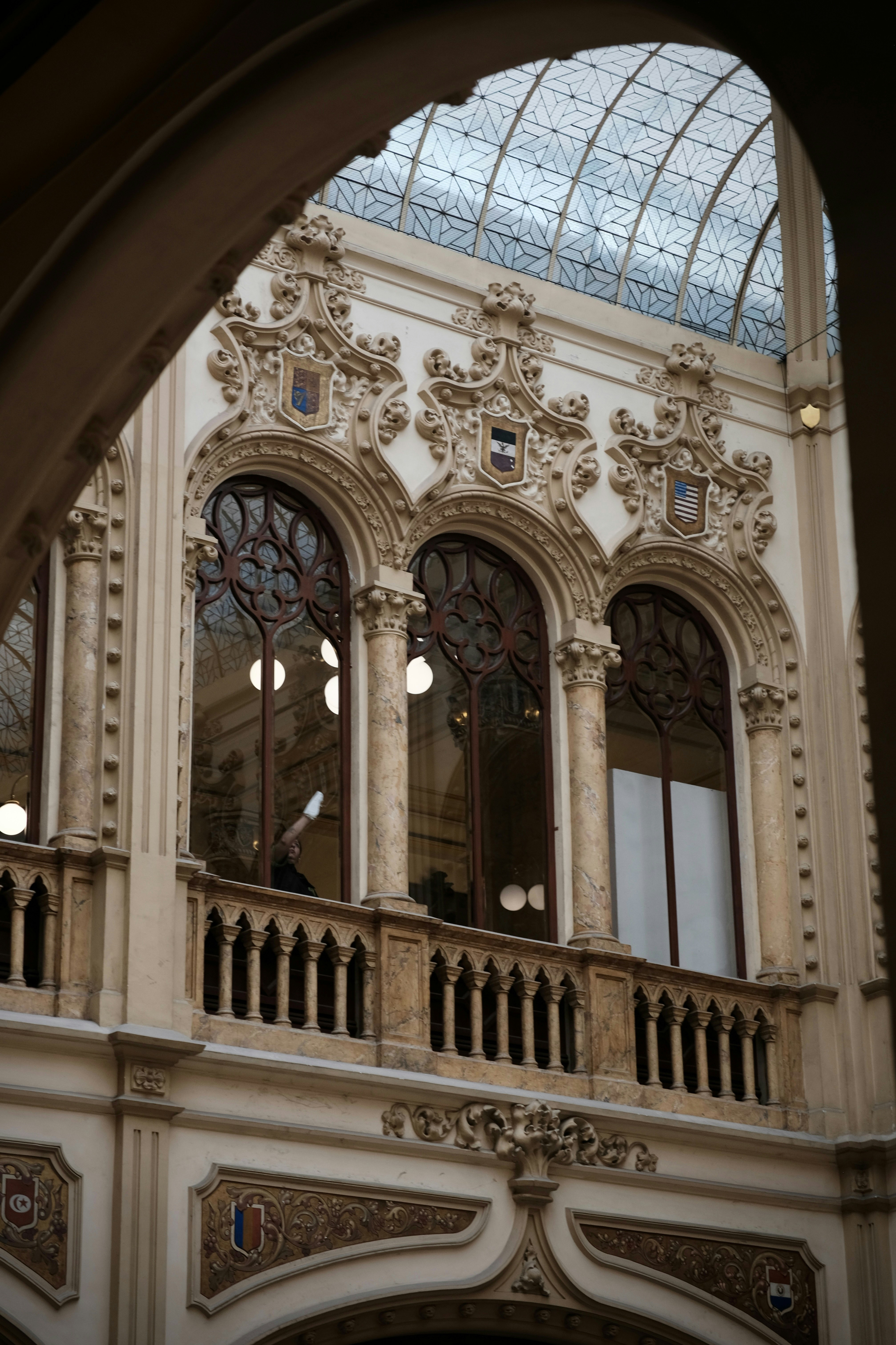 Detalles arquitectónicos ornamentados con ventanas arqueadas y balcón
