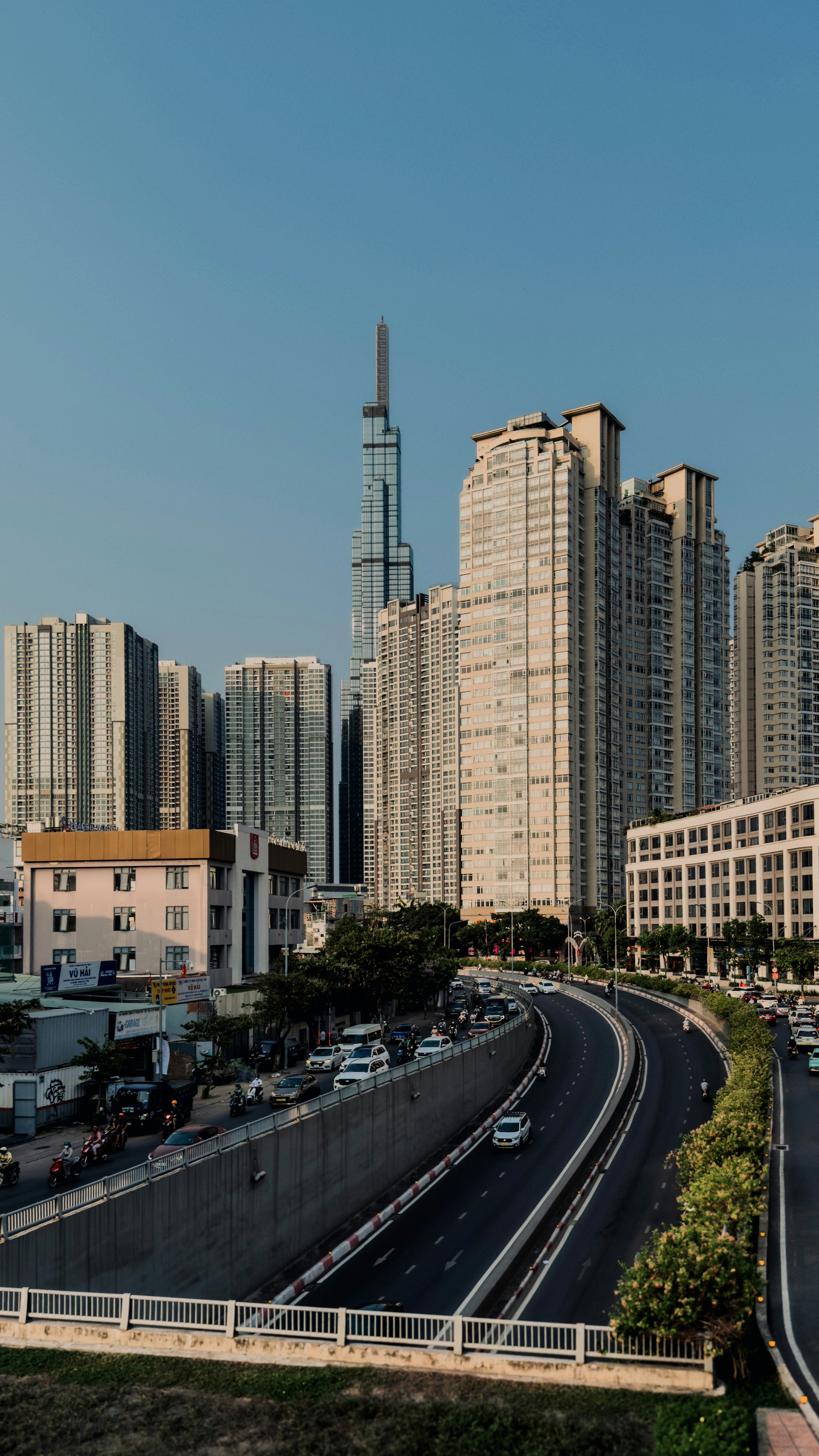 Paesaggio urbano moderno con alti edifici e autostrada trafficata