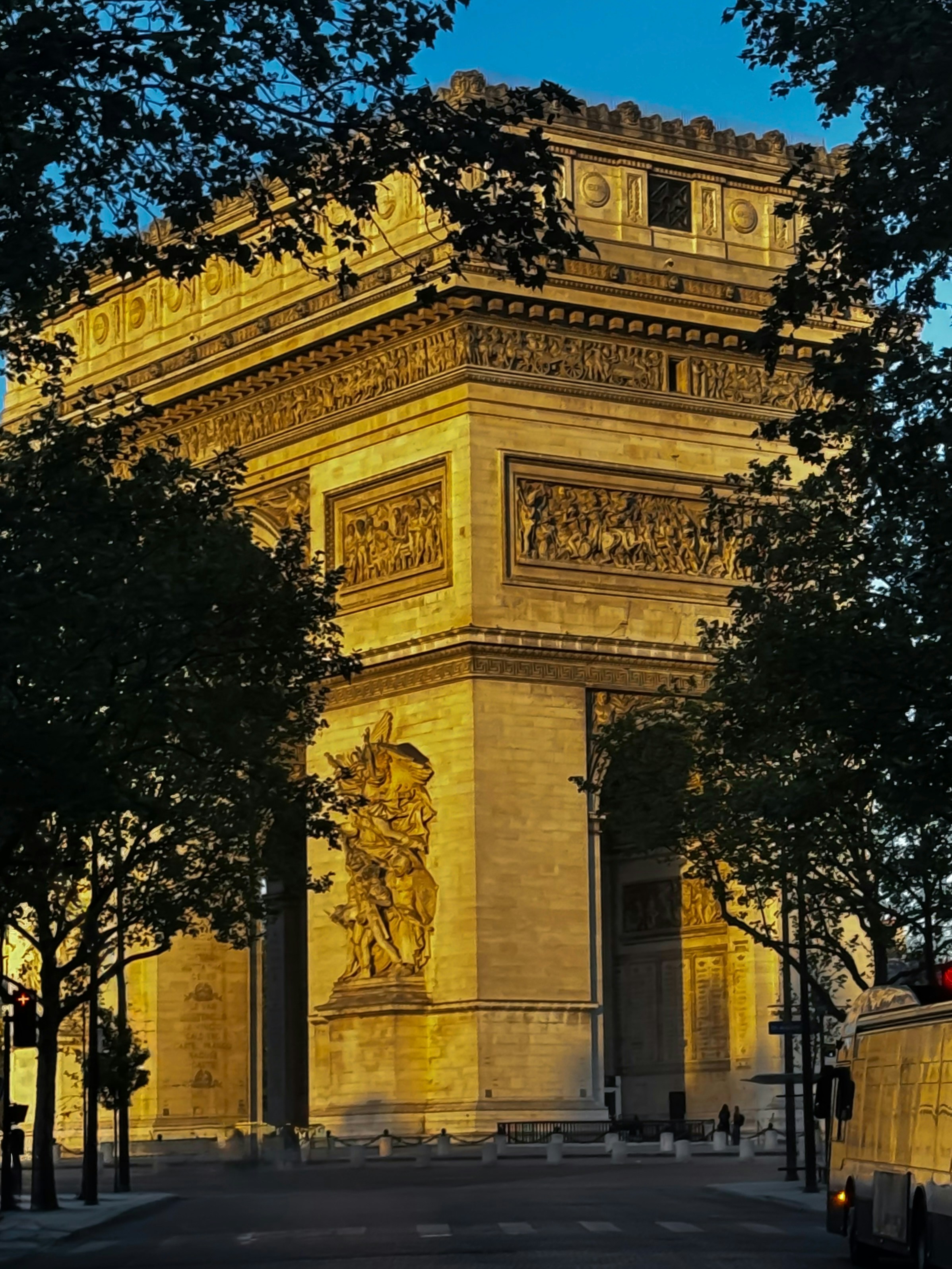 Der Arc de Triomphe tauchte in goldenes Sonnenlicht.