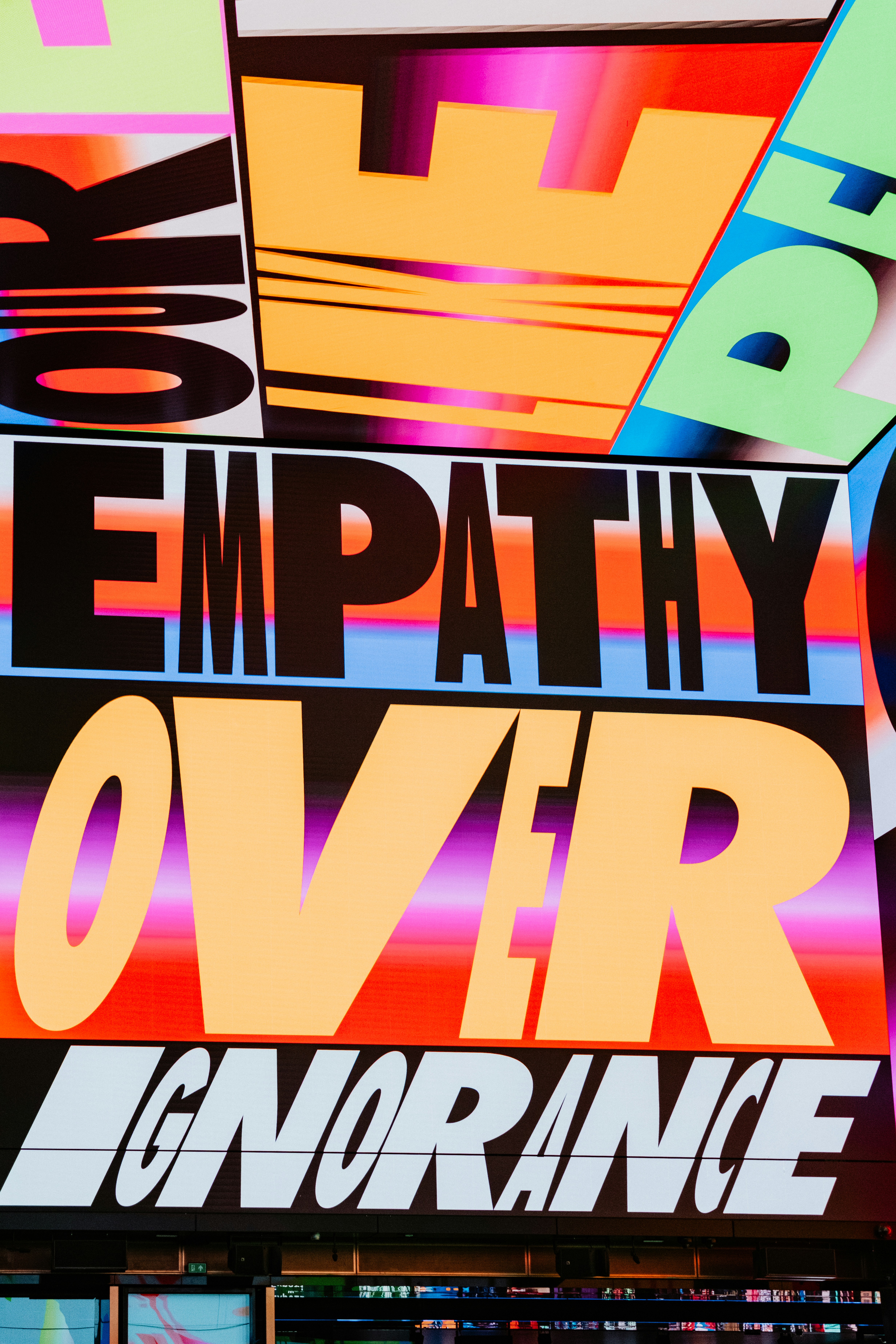 Empathie über Unwissenheit, Text auf farbenfrohem Hintergrund