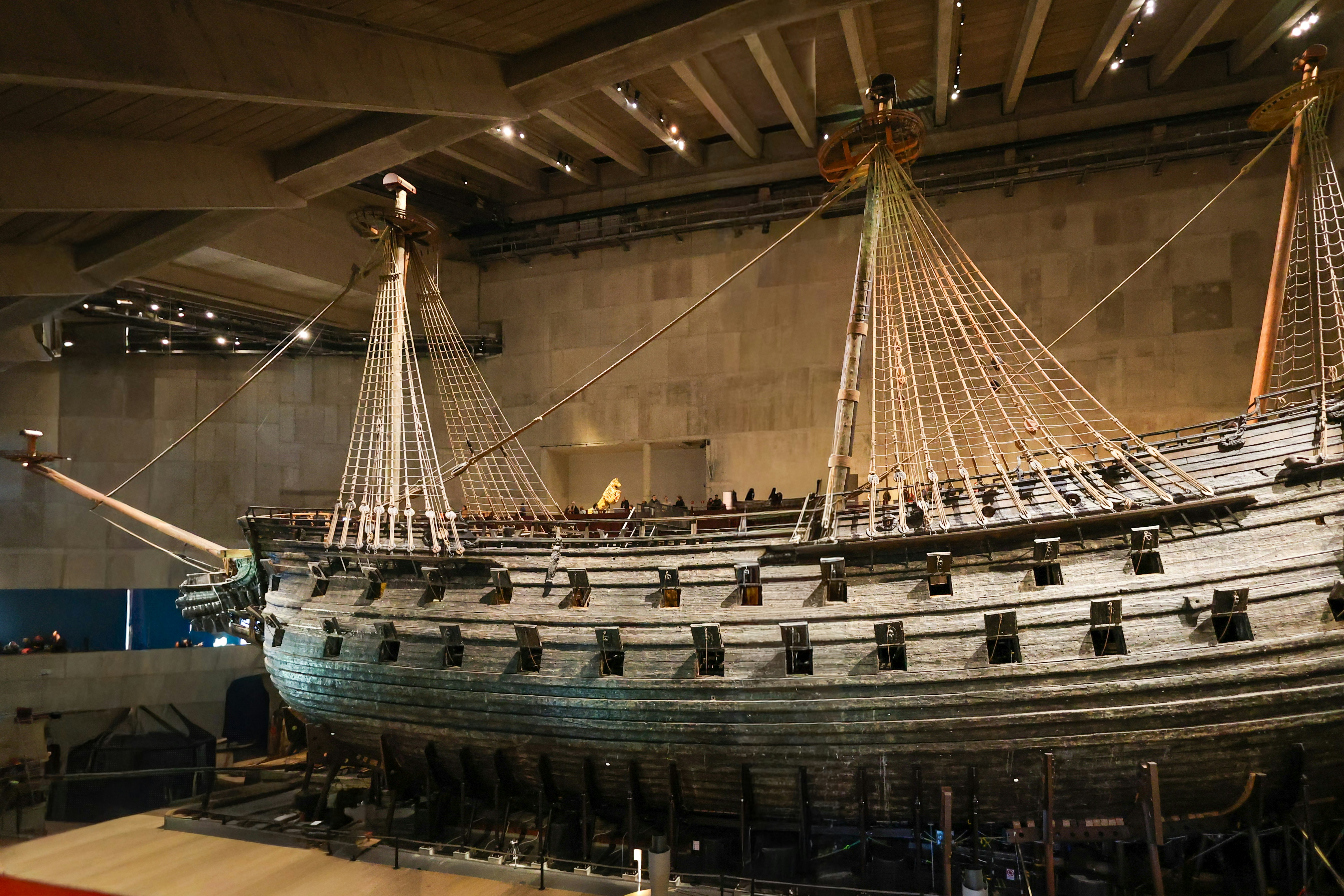 Ein historisches Holzschiff mit hohen Masten und Segeln