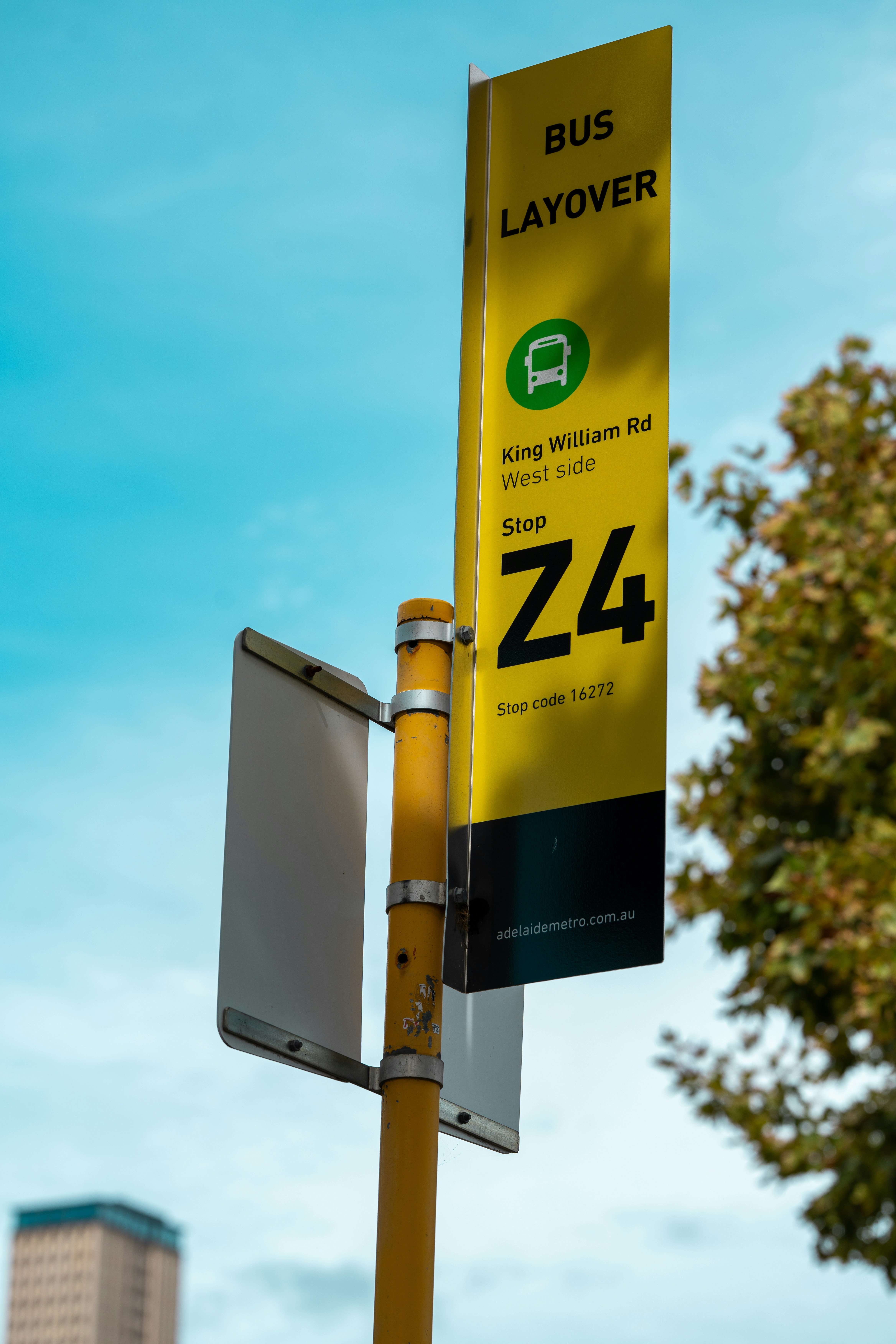 Panneau d’arrêt jaune avec code d’arrêt z4