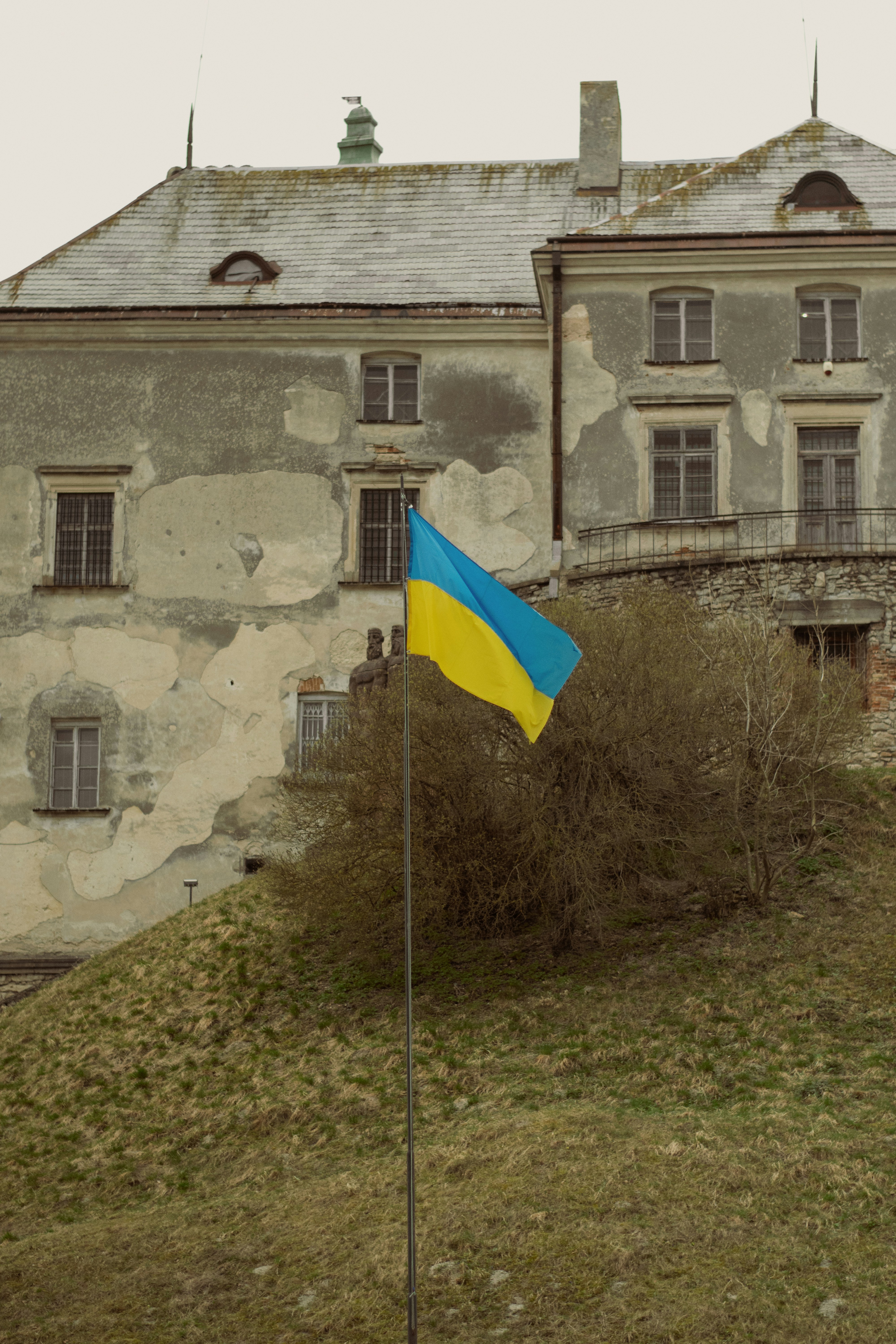 La bandera ucraniana ondea frente a un edificio antiguo.