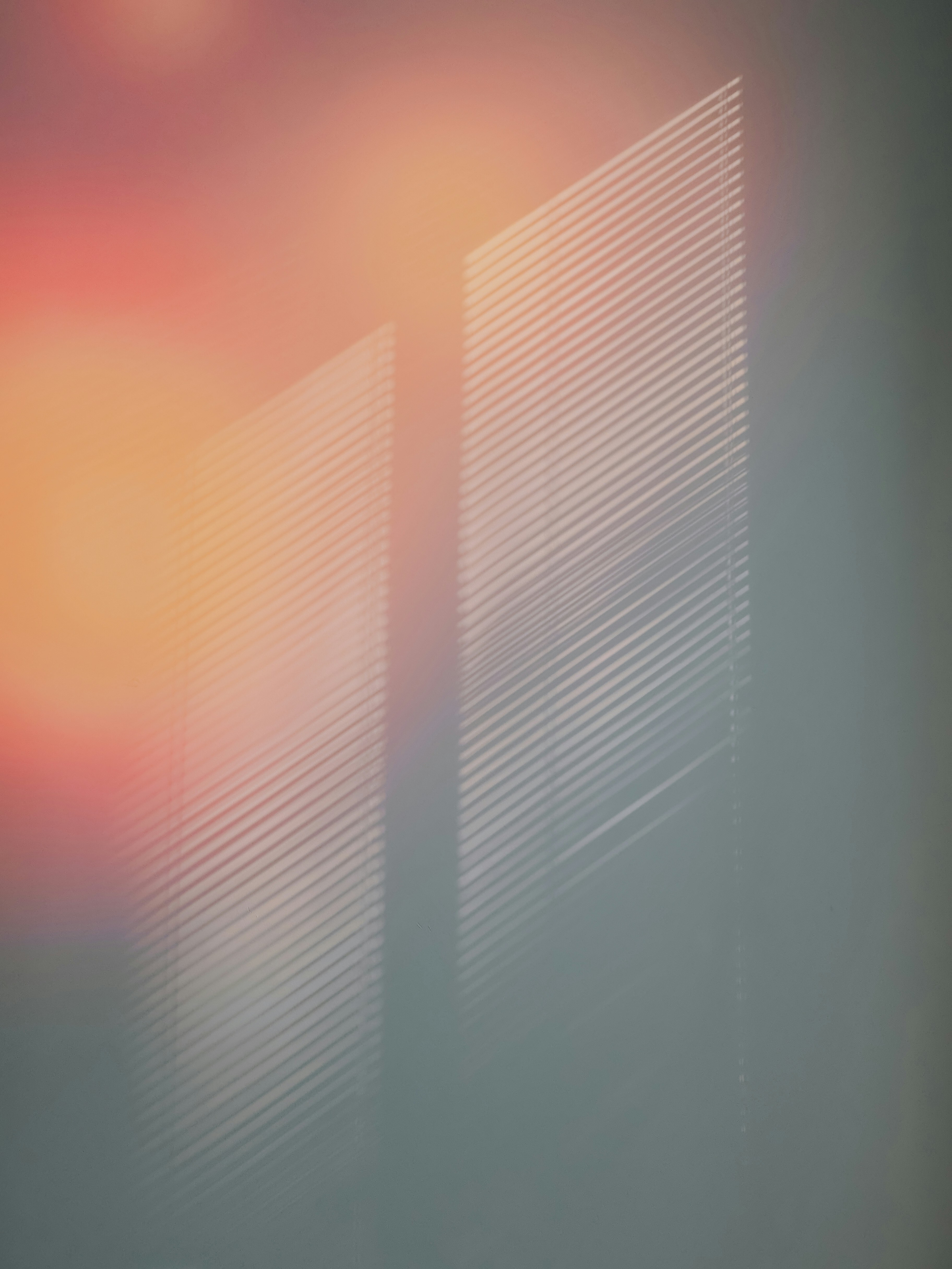 La lumière du soleil à travers les stores projette des ombres rayées sur les murs