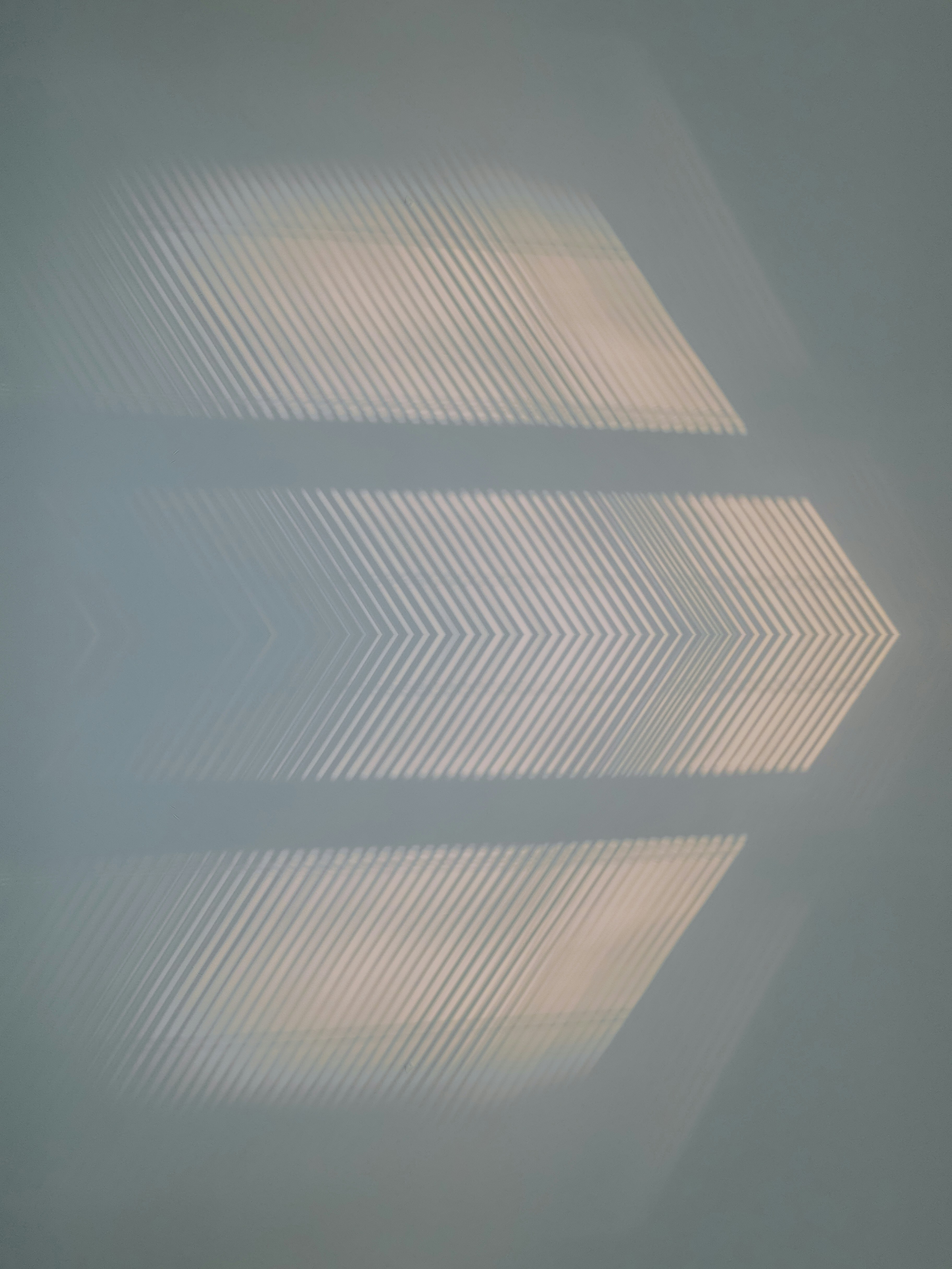 Motifs de lumière et d’ombre sur un mur