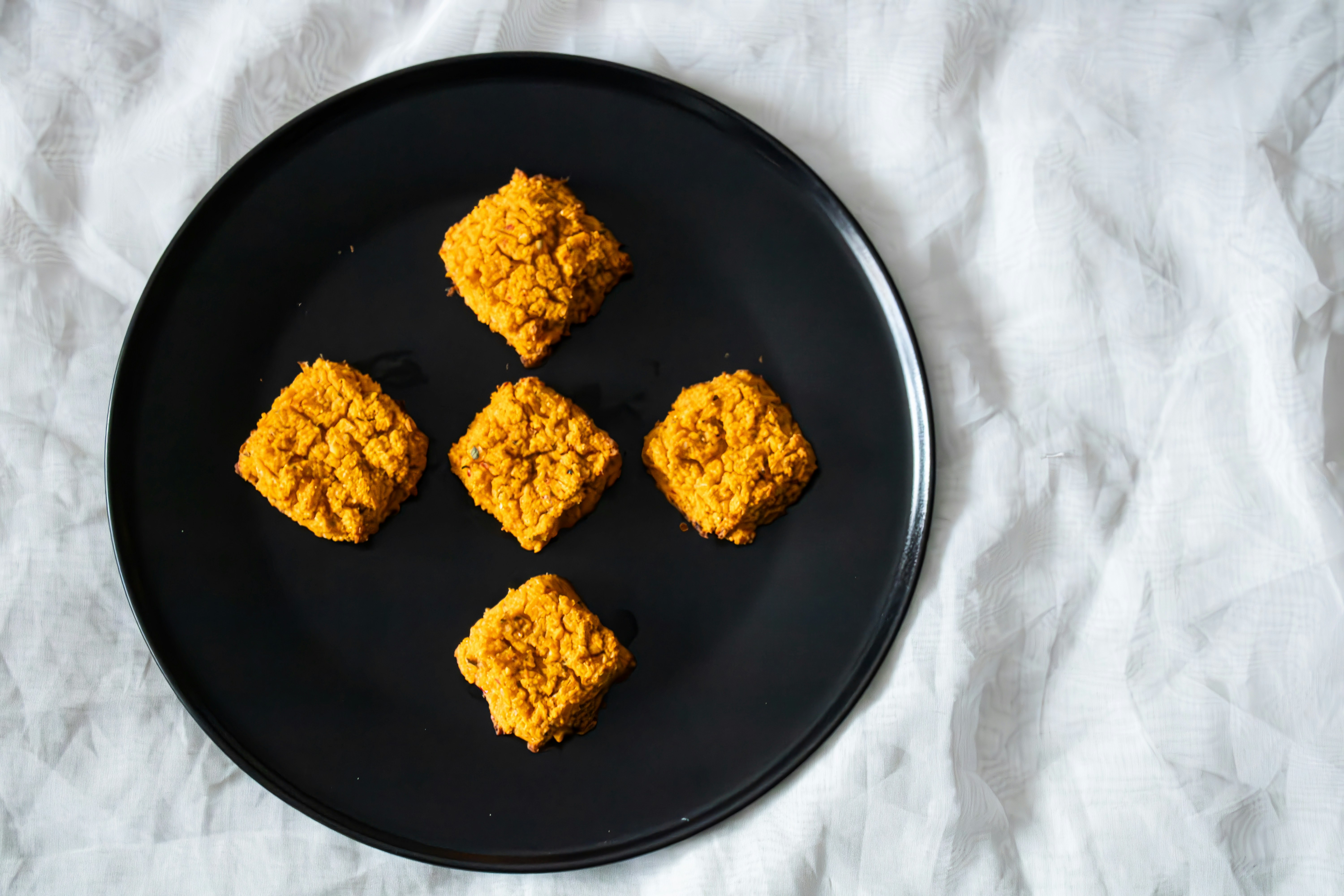 黒い皿に五つの金の塊