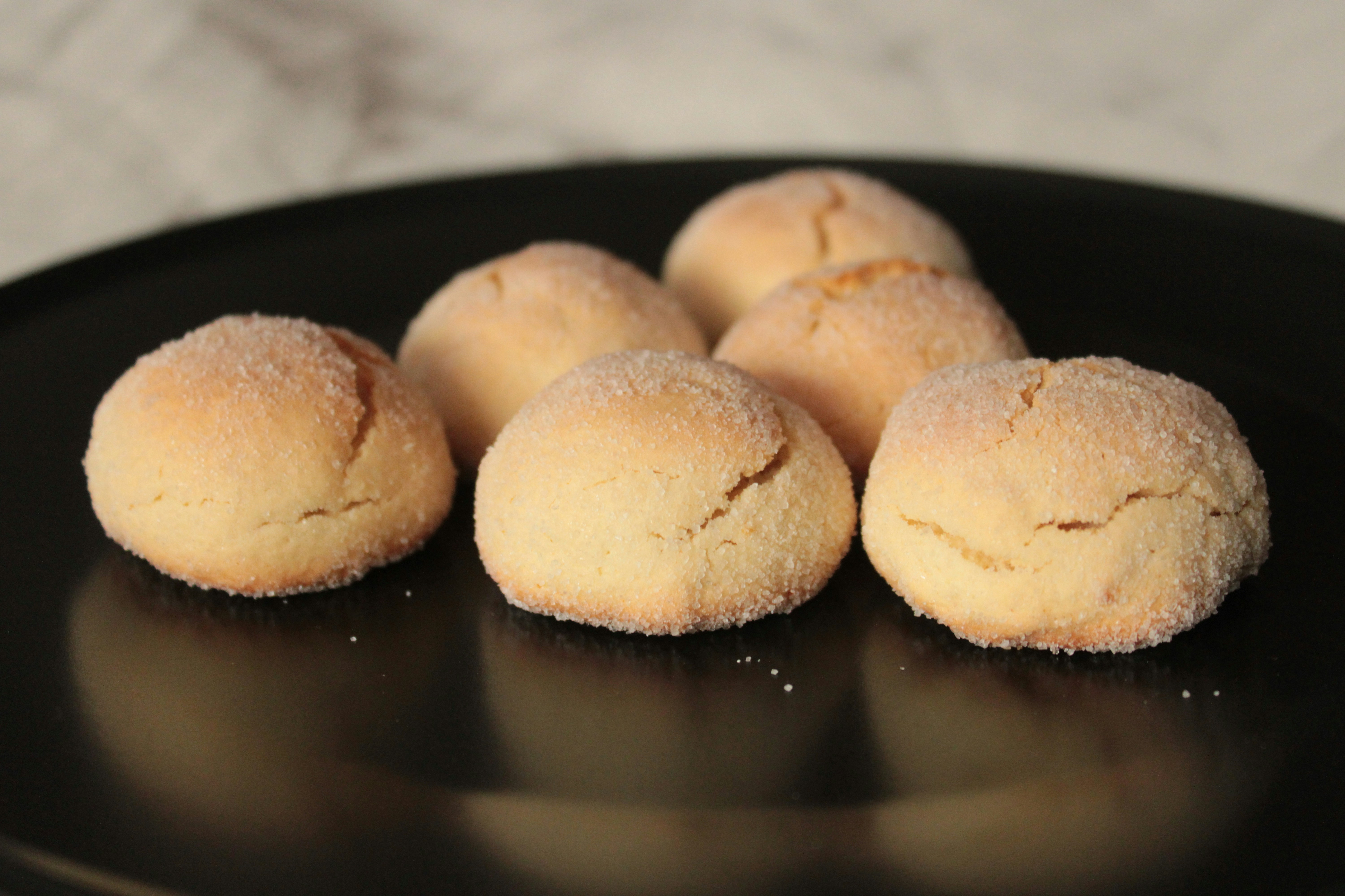 皿には砂糖をまぶした黄金のクッキーがいくつか