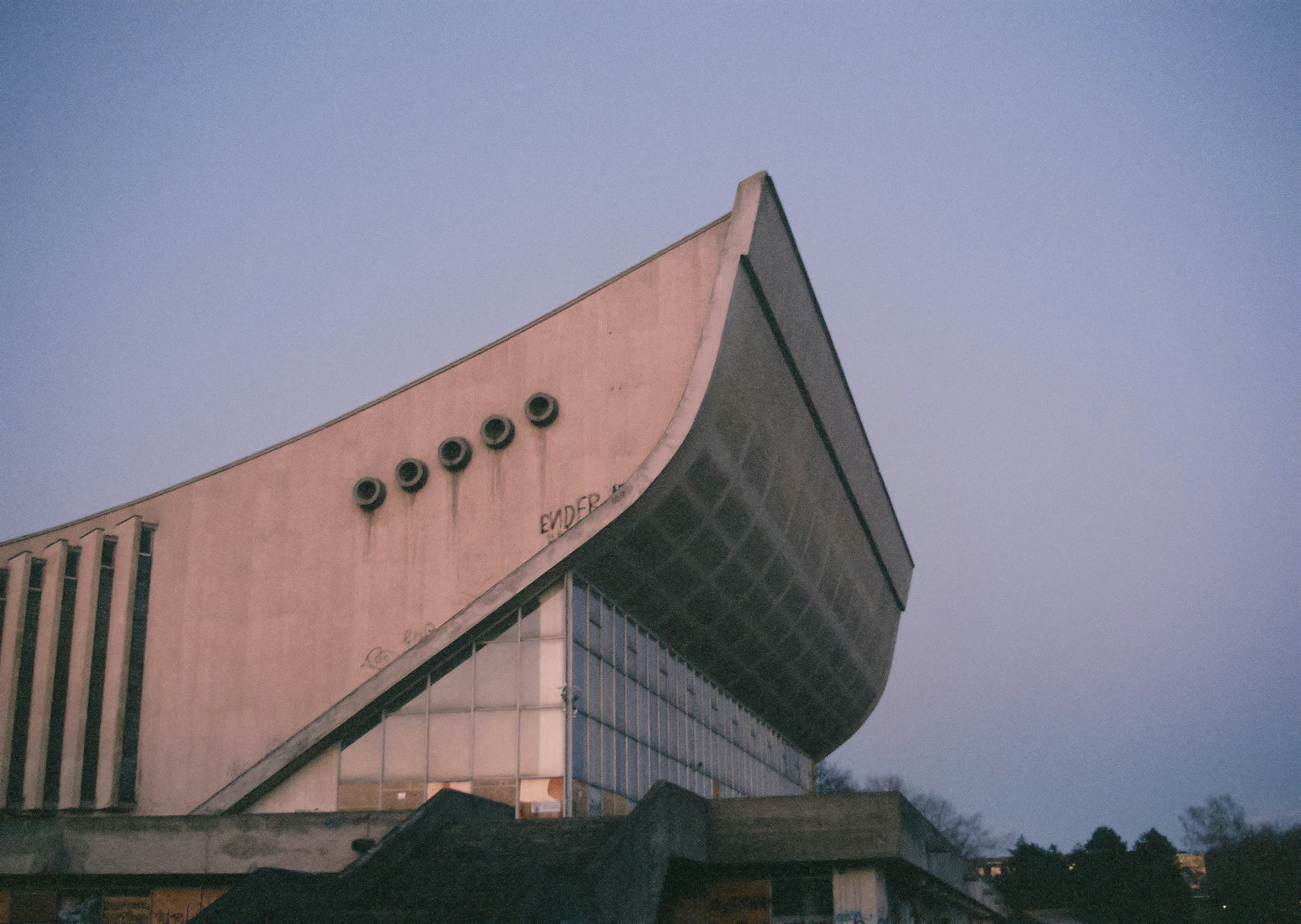 独特の曲線屋根を持つ近代的なコンクリート建築