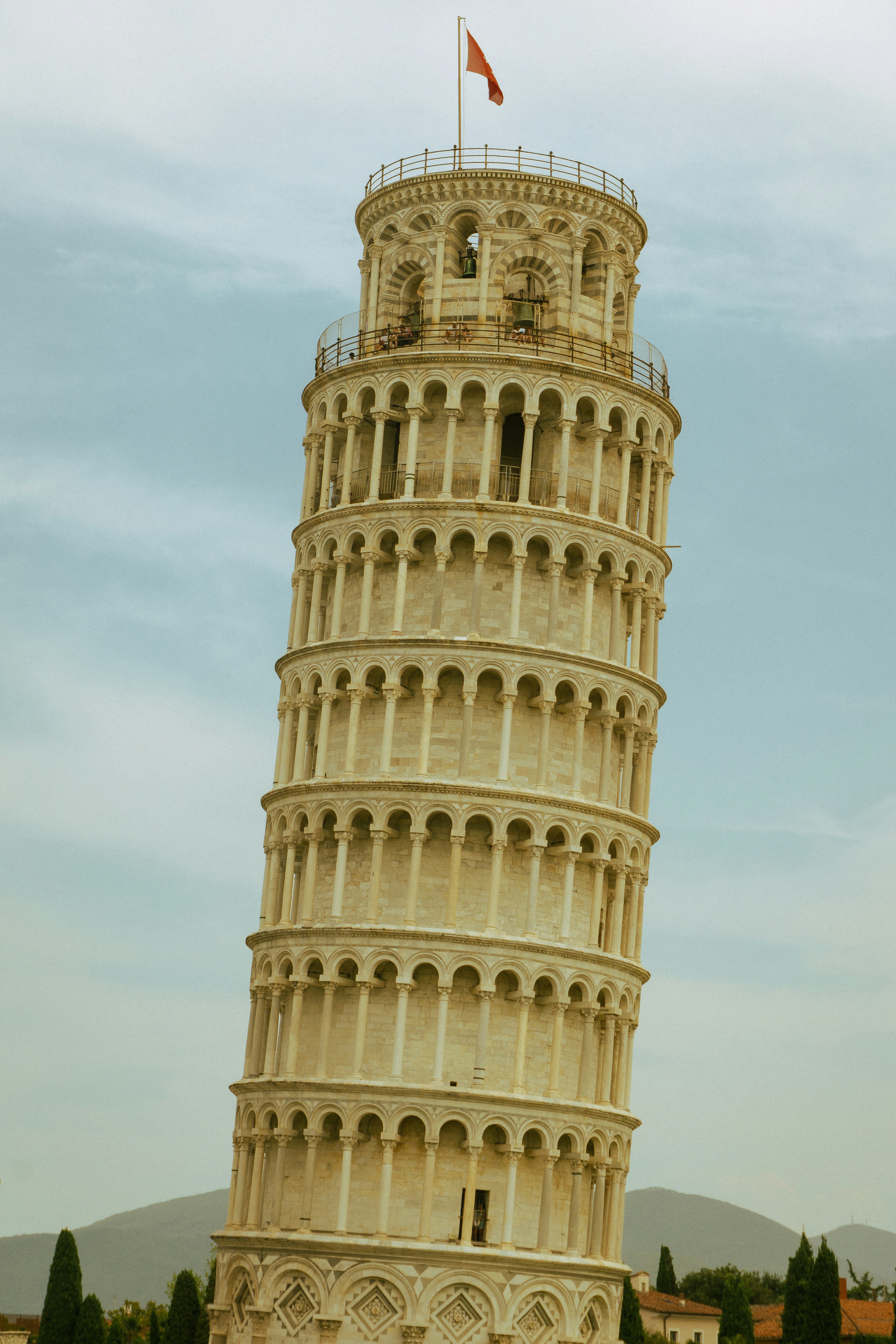 La torre inclinata di Pisa sotto un cielo nuvoloso