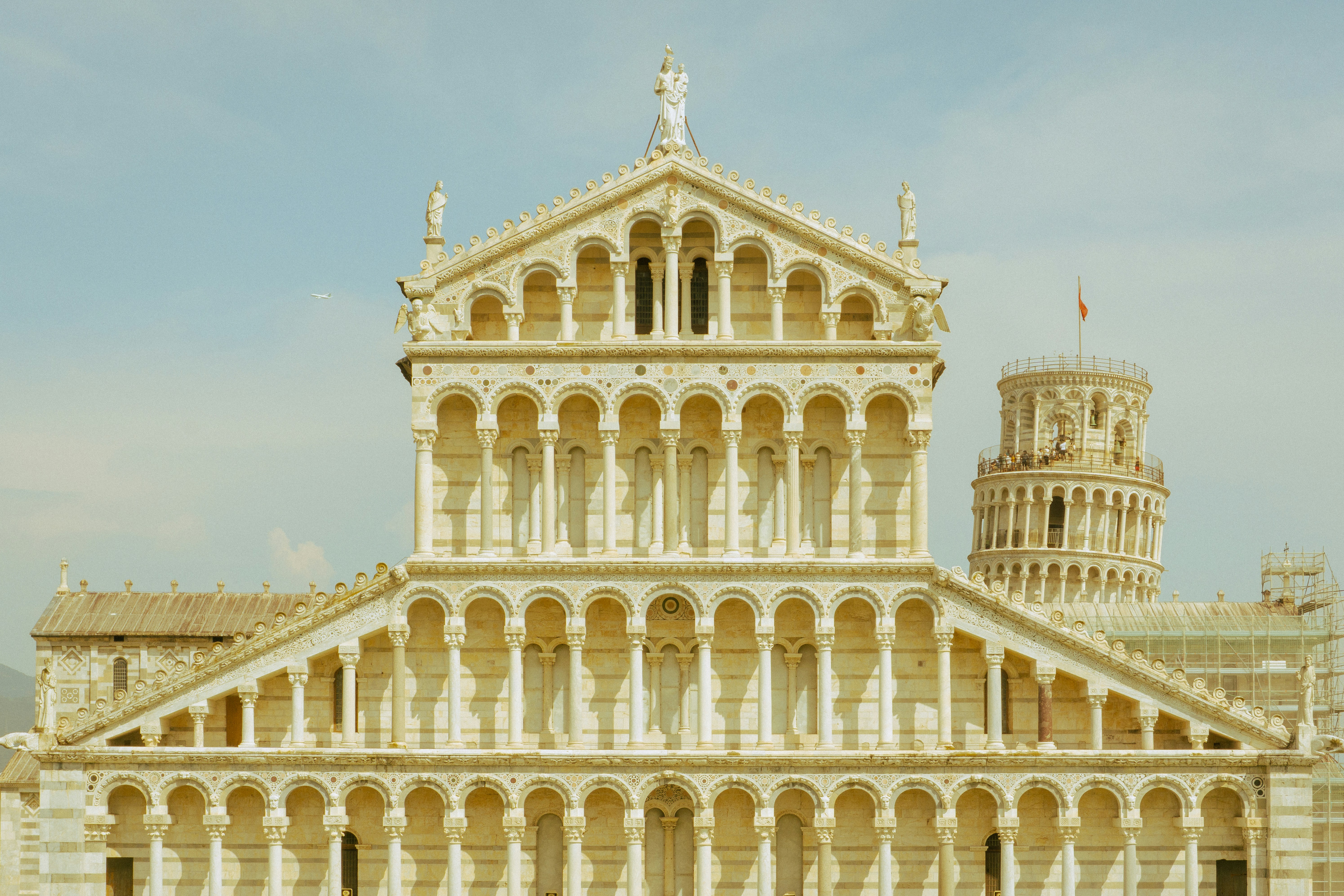 La cattedrale di Pisa con la torre inclinata dietro