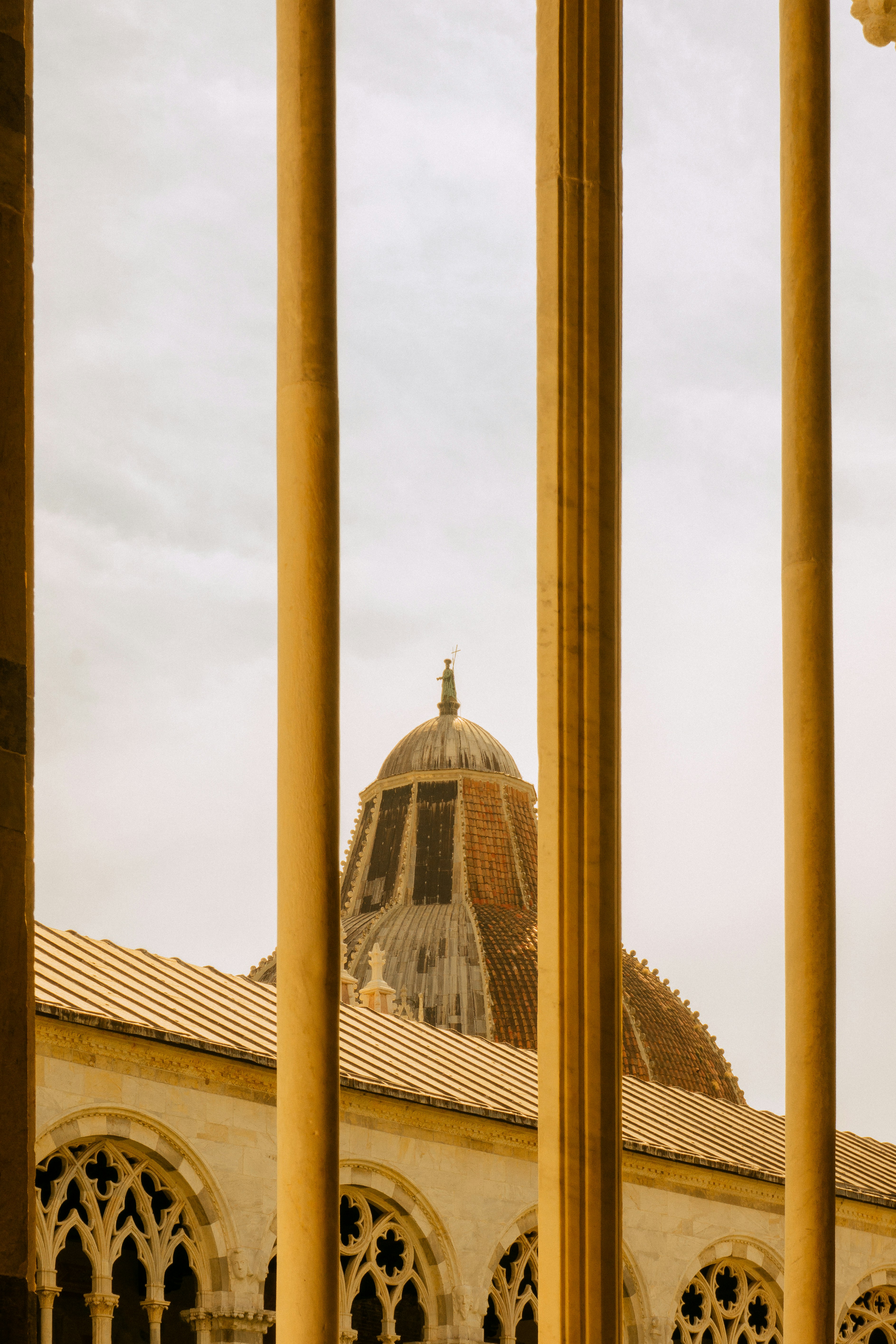Vista di una cupola attraverso colonne architettoniche