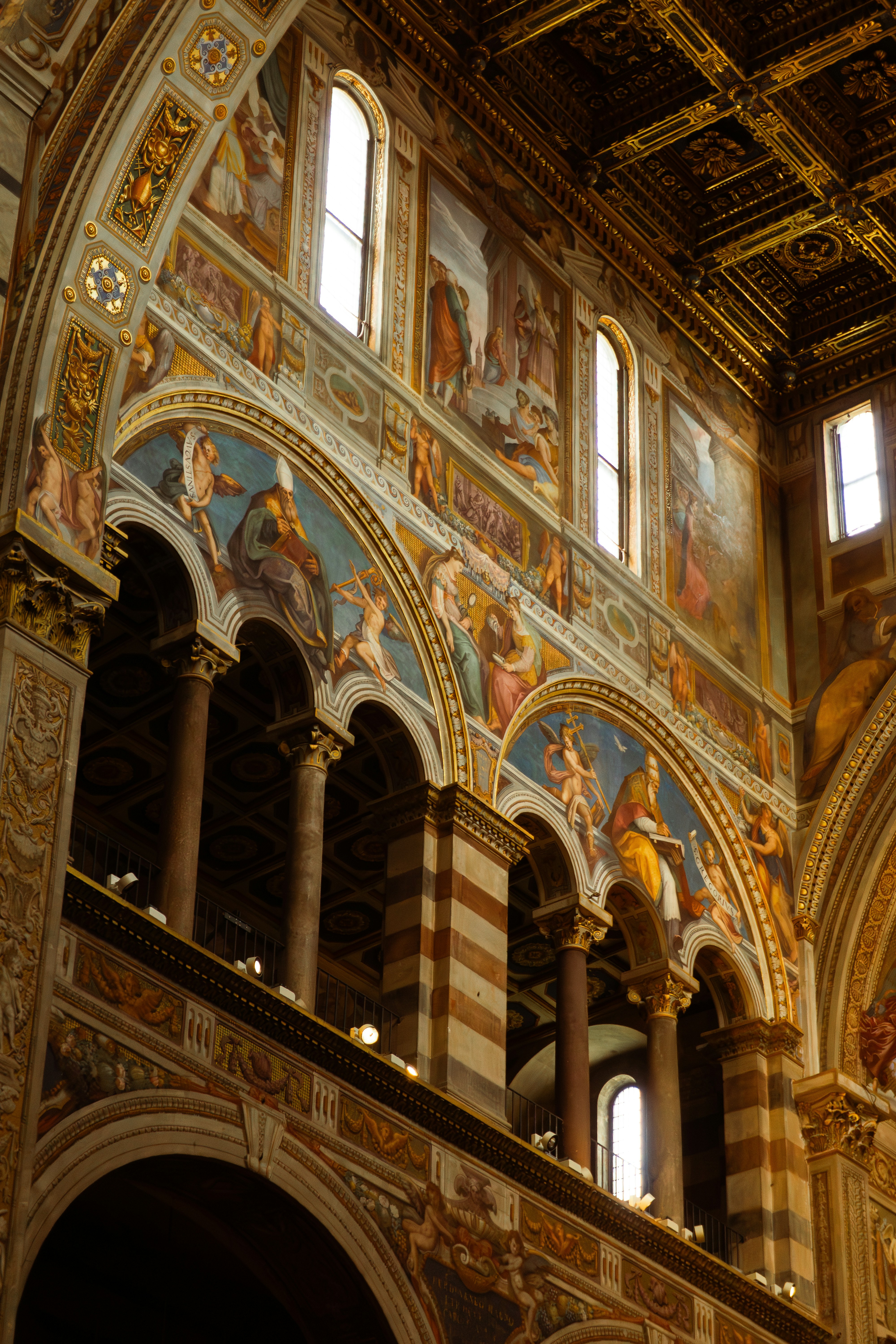 Affreschi ornati adornano le pareti ad arco di una grande cattedrale.