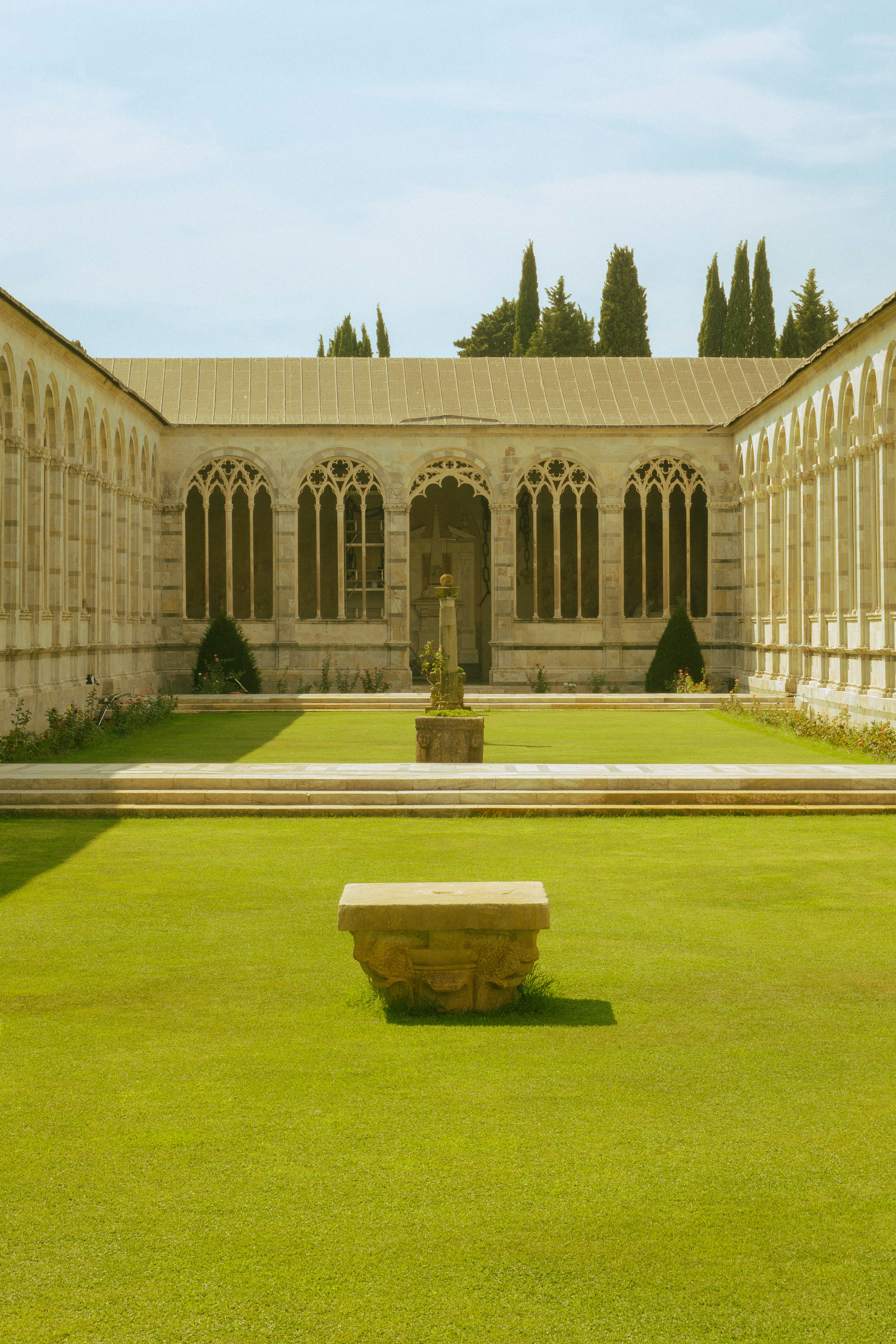 Cortile con fontana e colonnata ad arco