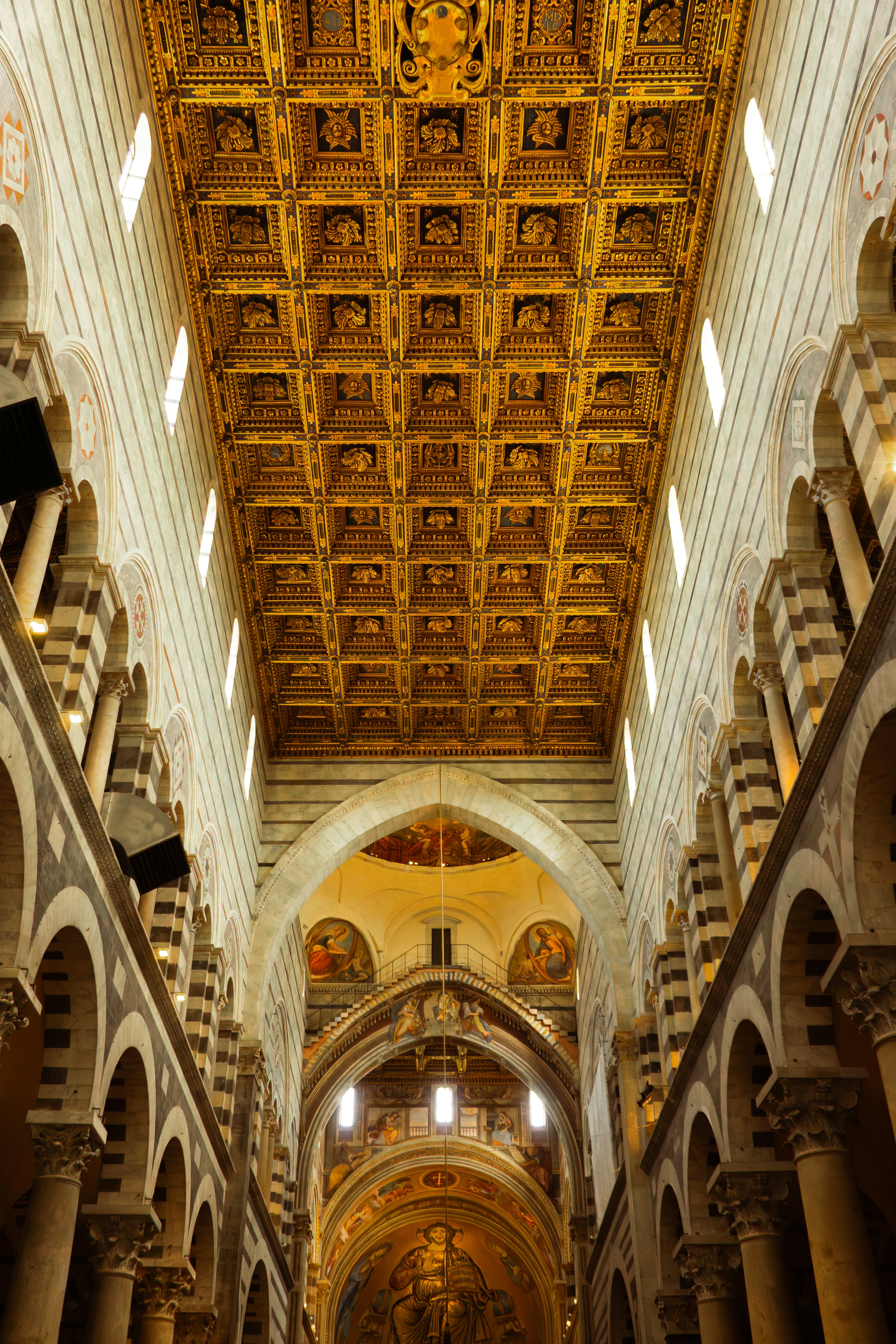 Sofchio a cassettoni dorati ornati all'interno di una cattedrale