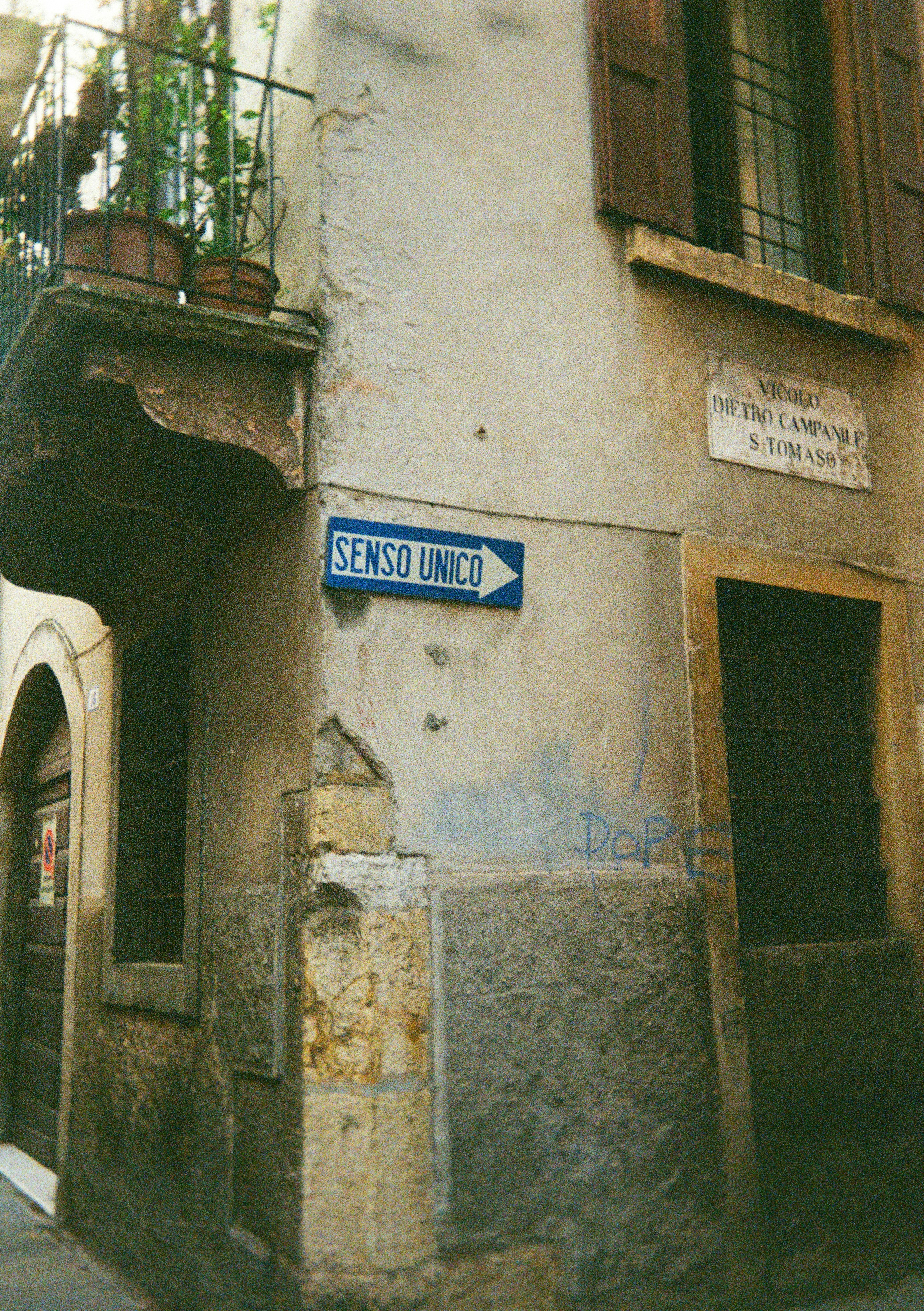Angolo della strada con insegna blu "senso unico"