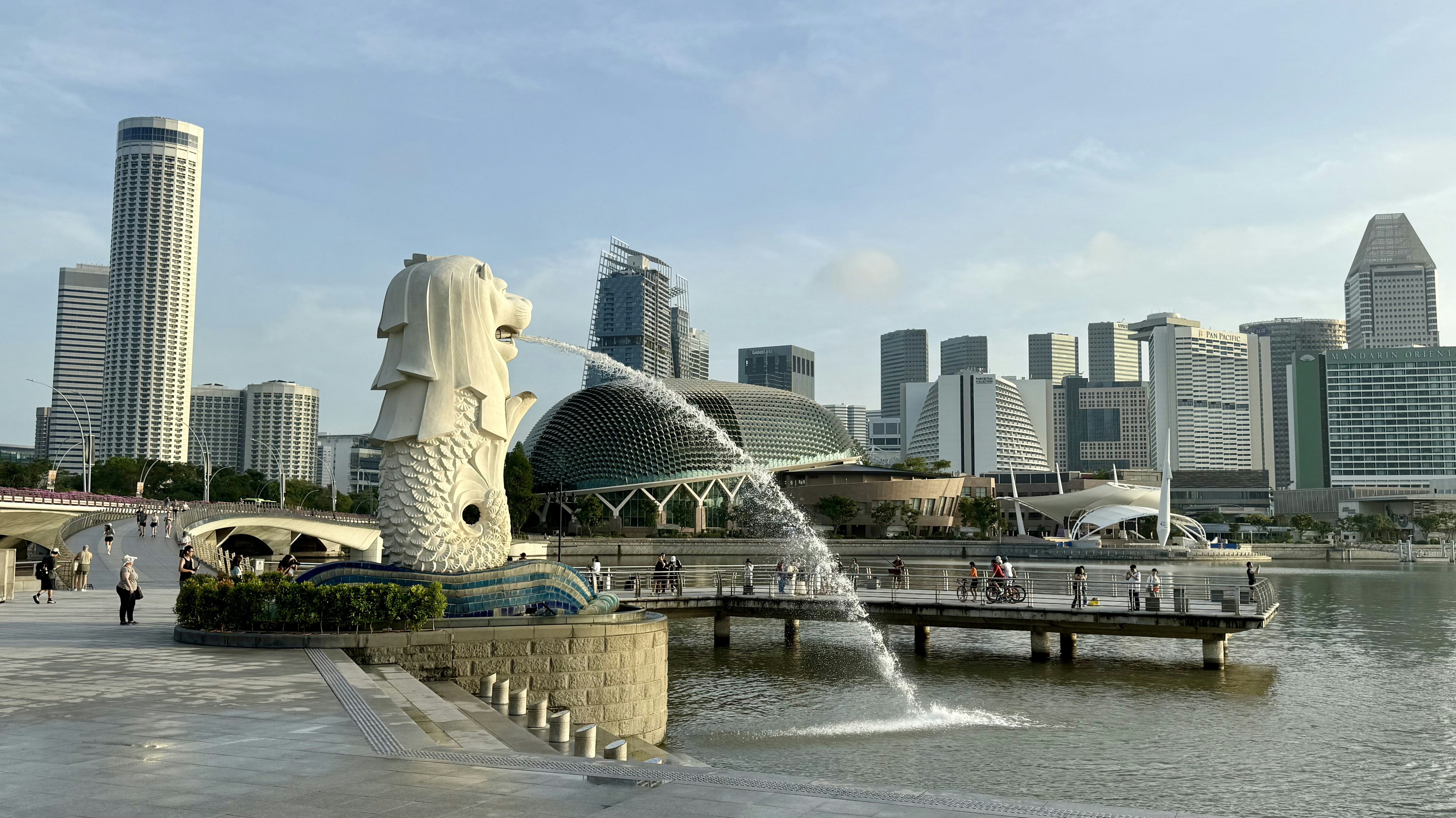 Merlion statue with singapore skyline and water fountain