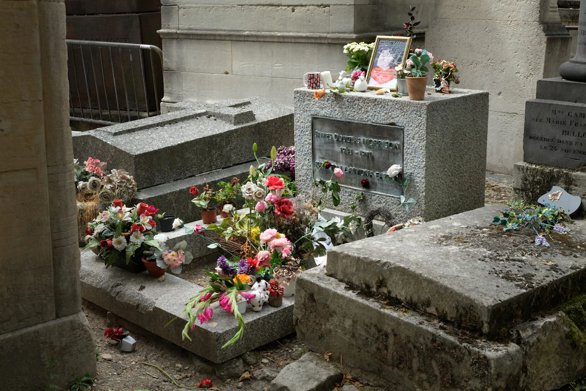 Makam yang dihiasi bunga dan bingkai foto