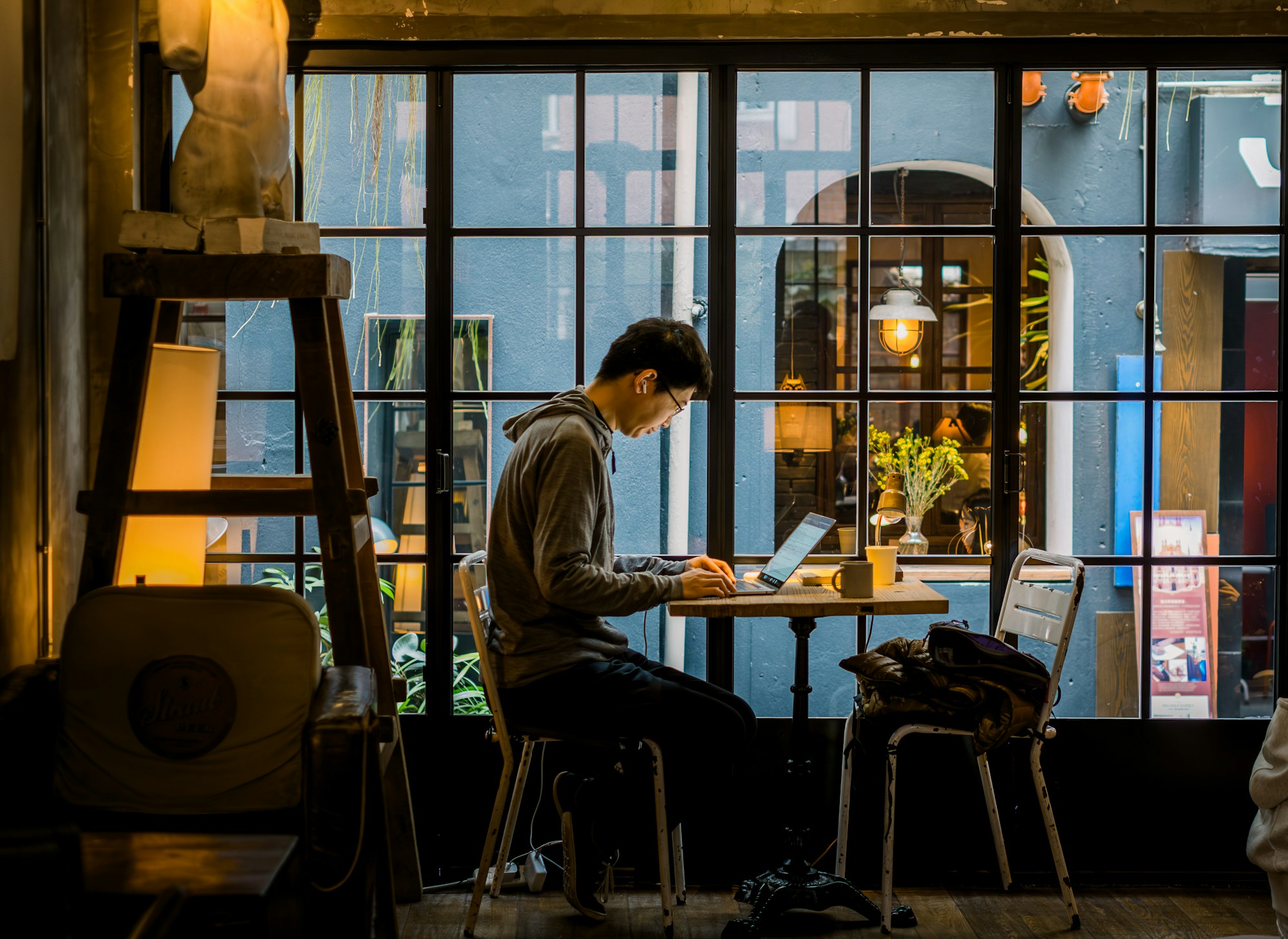 Trabajás para empresas en el exterior — tu perfil de inversionista es distinto