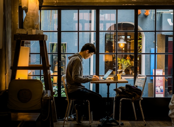 Trabajás para empresas en el exterior — tu perfil de inversionista es distinto