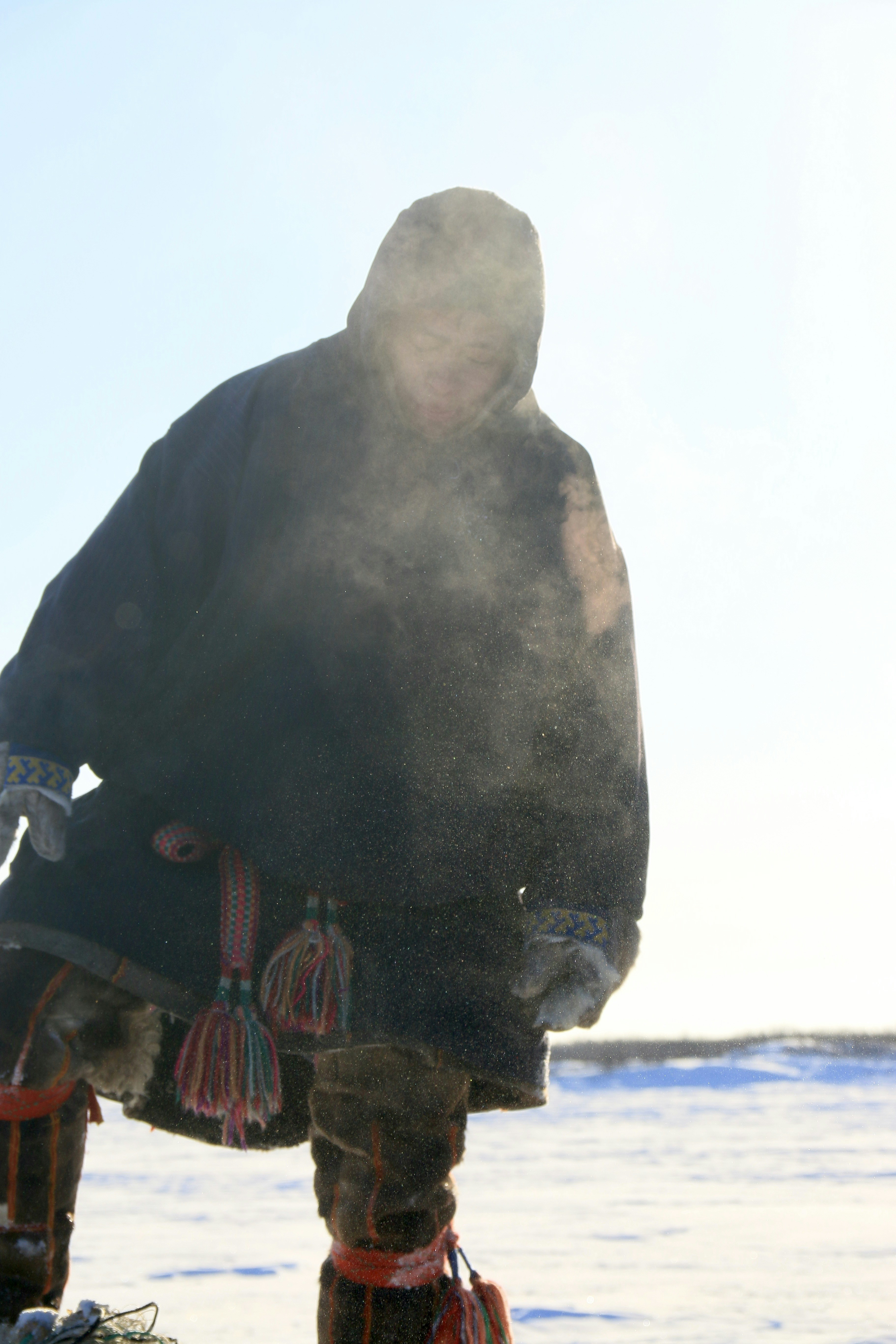 Persona con ropa tradicional en un entorno frío y nevado