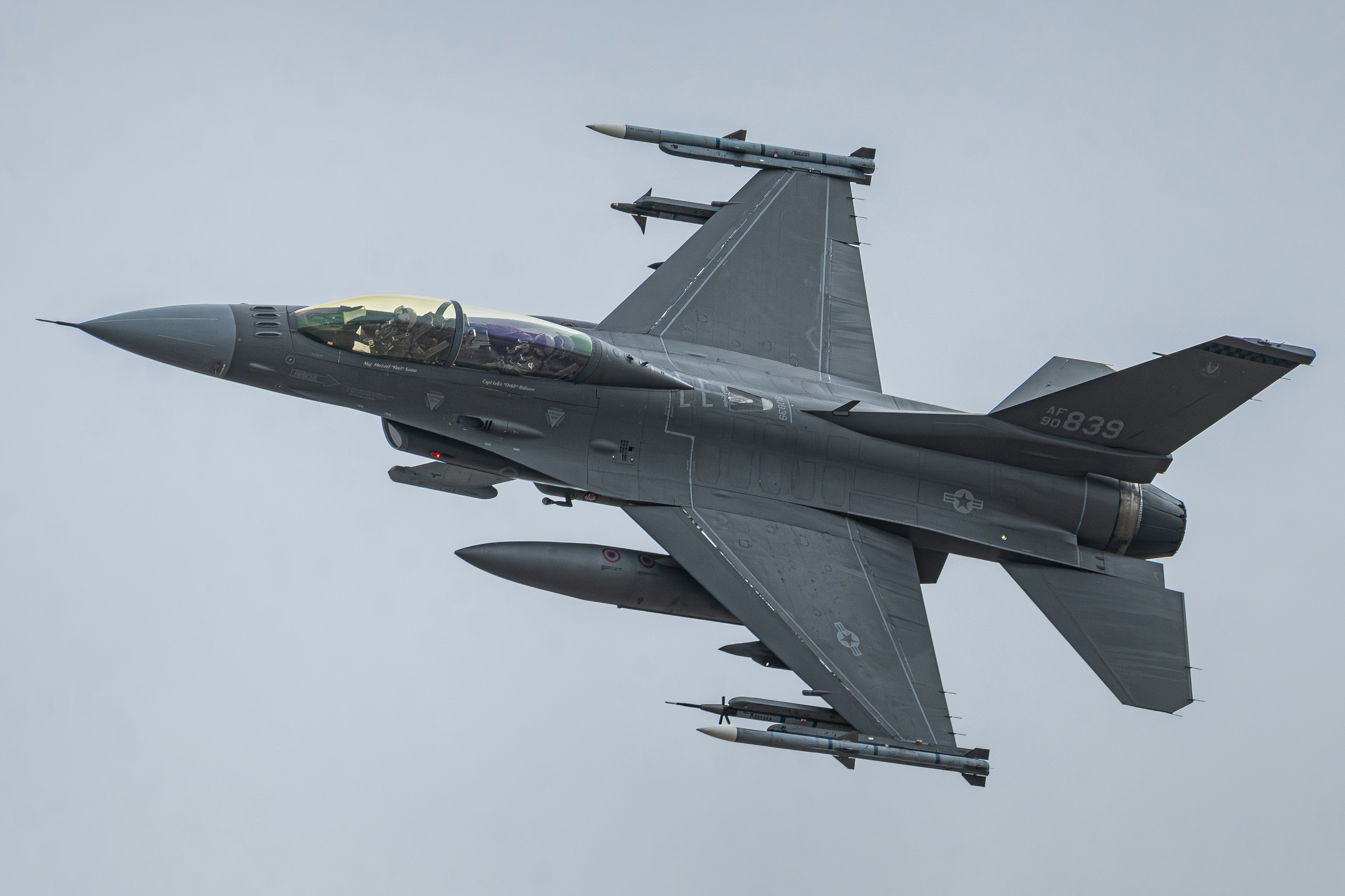 灰色の戦闘機が曇った空を飛んでいる。