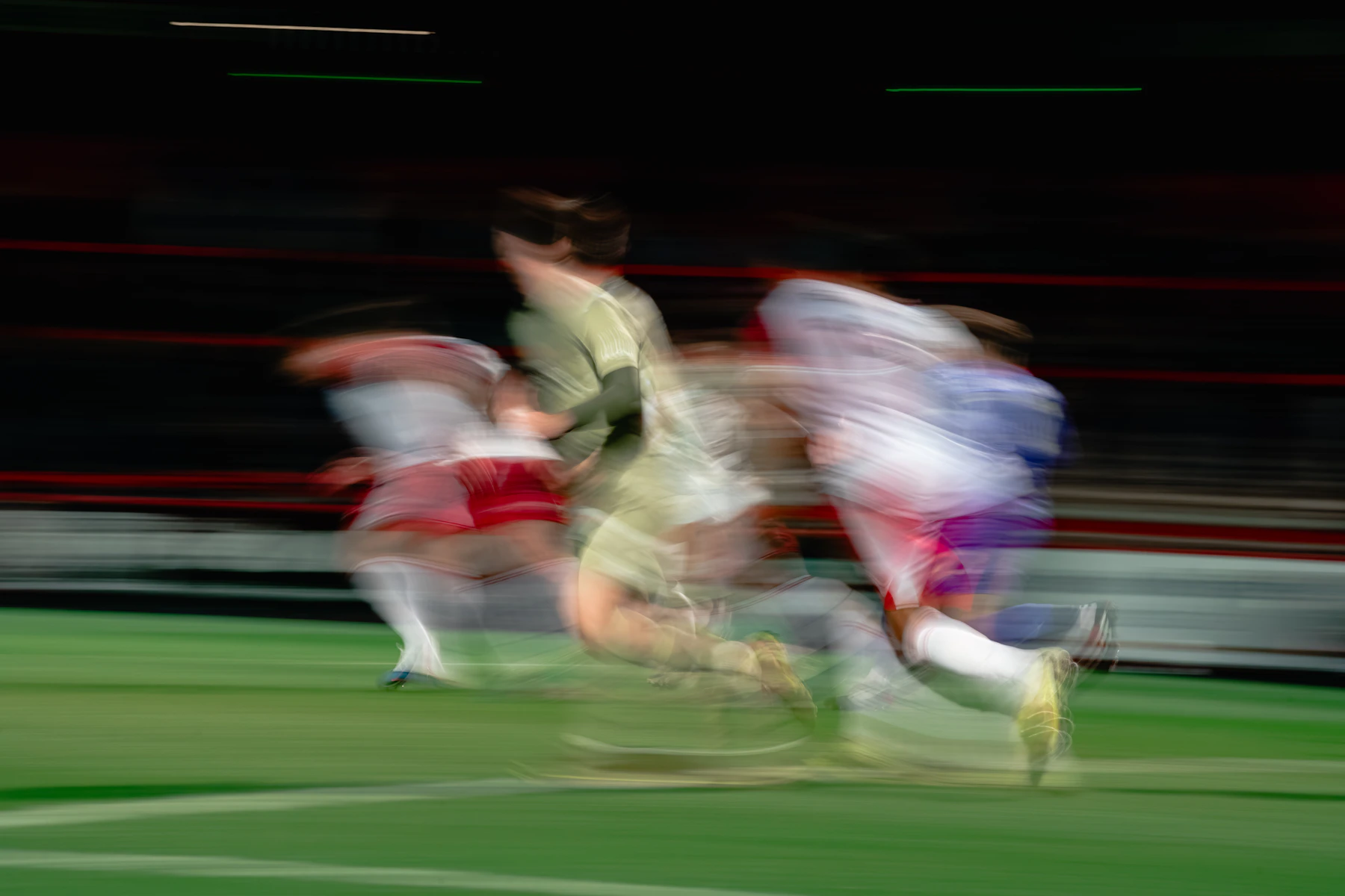 Jogadores de futebol em campo durante um jogo num estádio