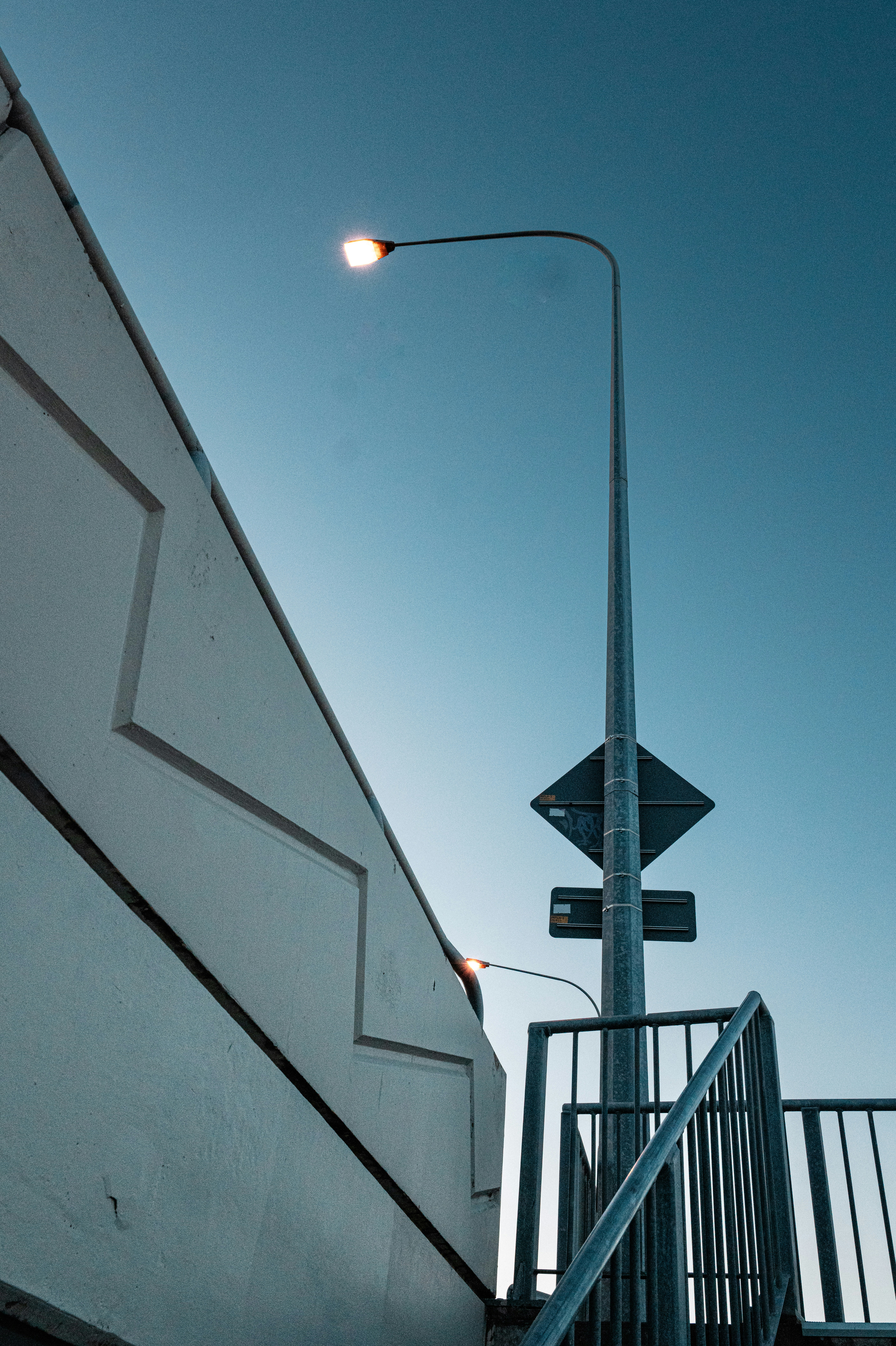 Luz de rua contra um céu azul claro