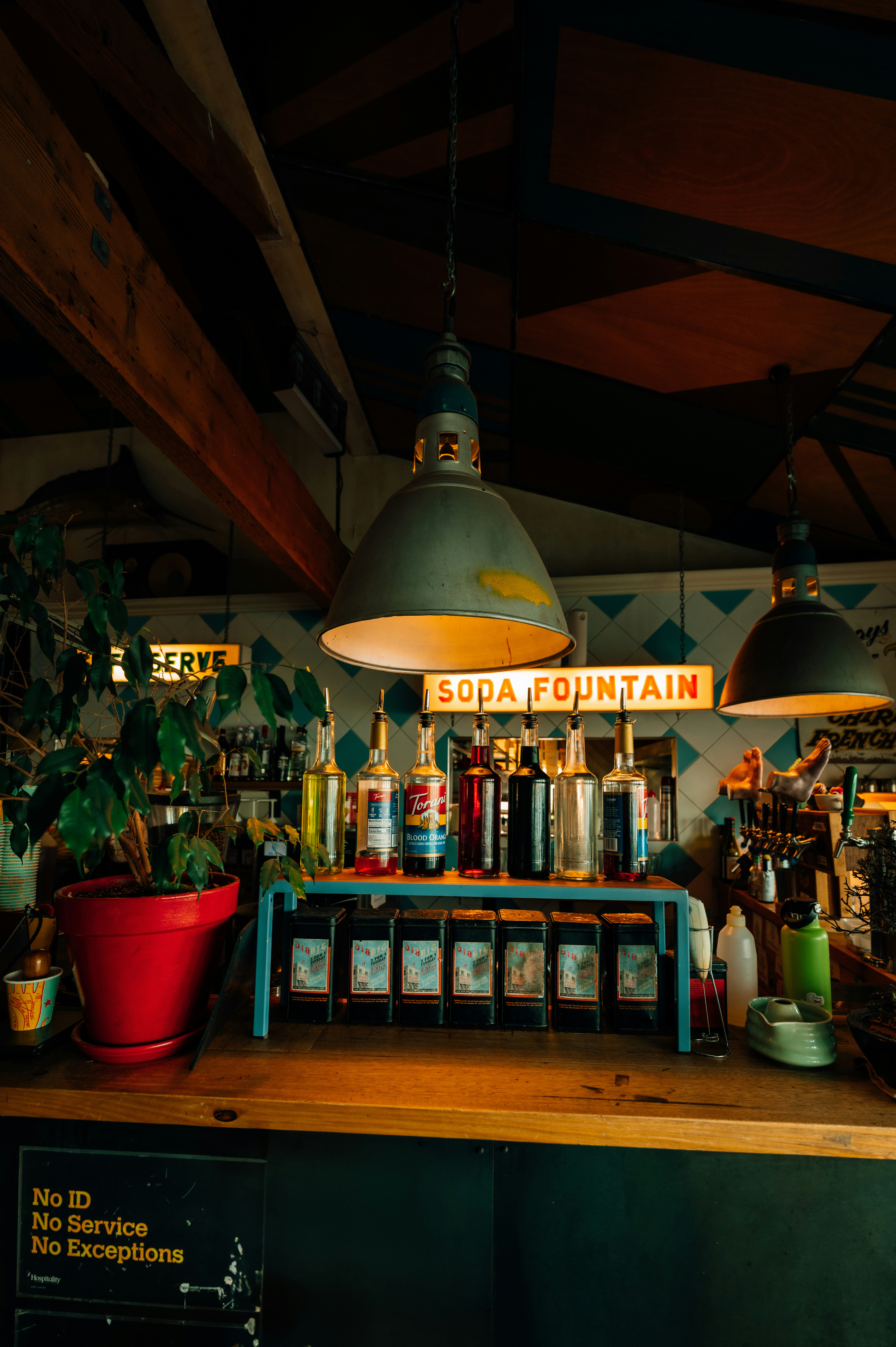 Bar com fonte de refrigerante e garrafas