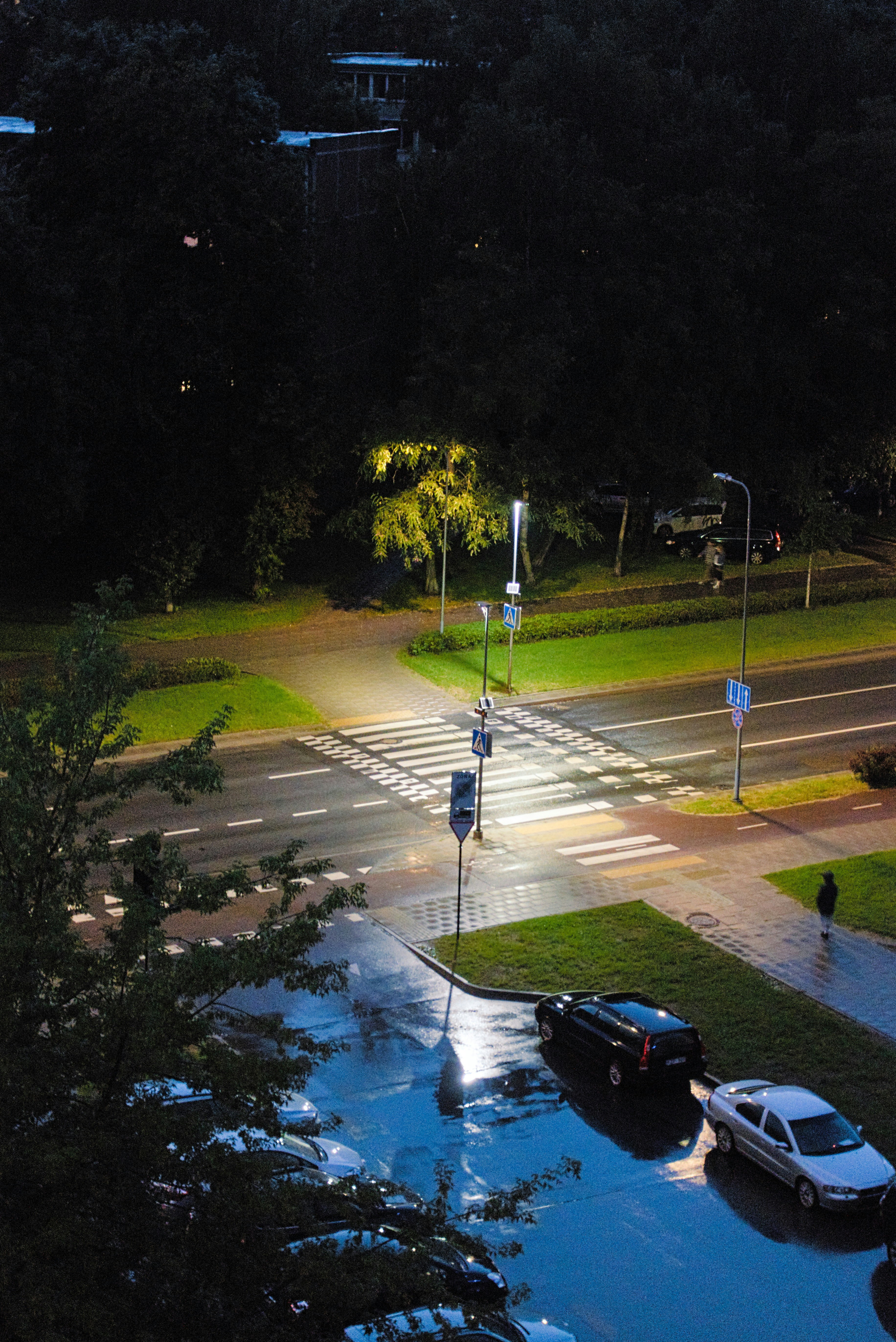 Calle mojada con reflejos tras la lluvia por la noche