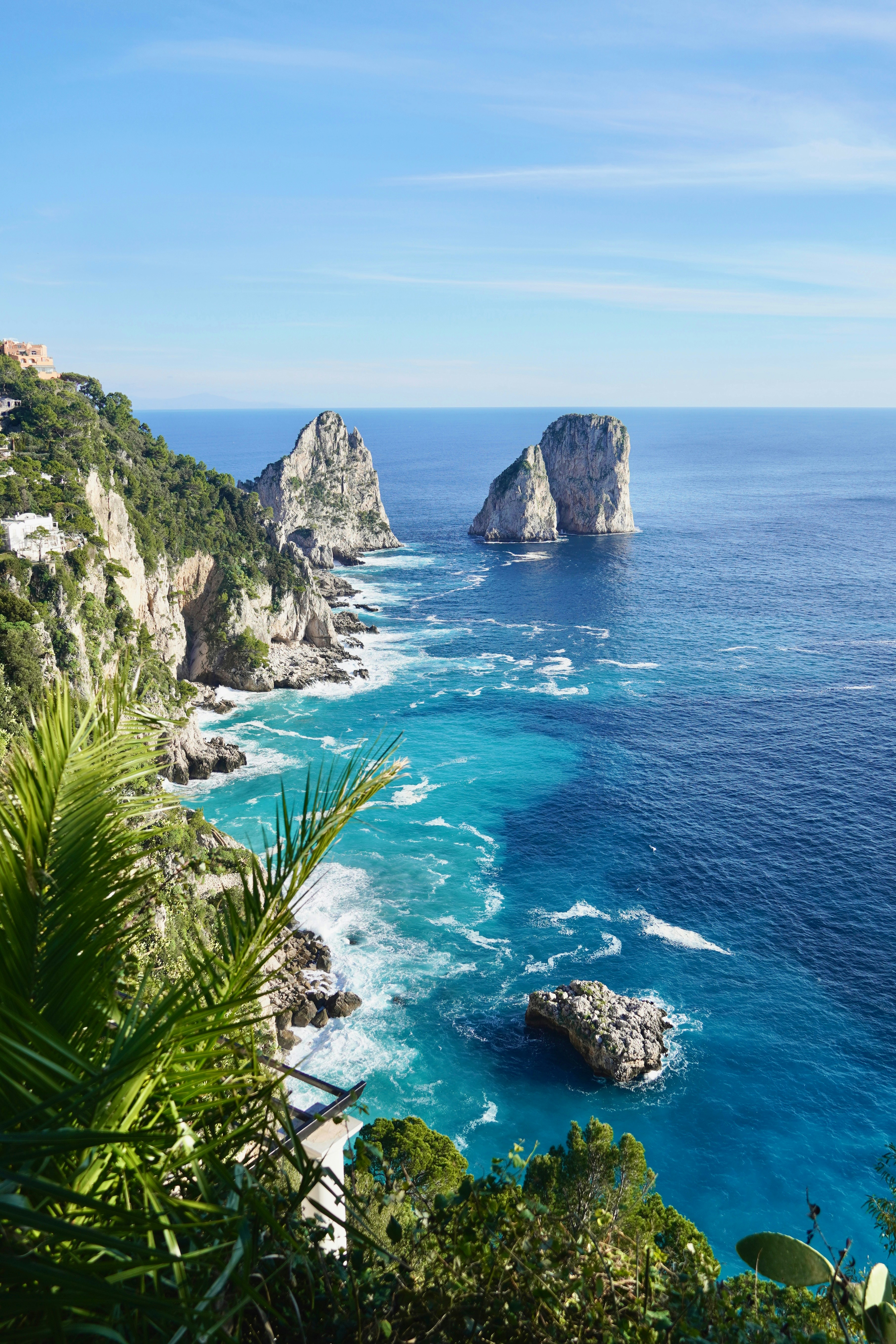 Costa rocosa con aguas turquesas y emblemáticas pilas marinas.
