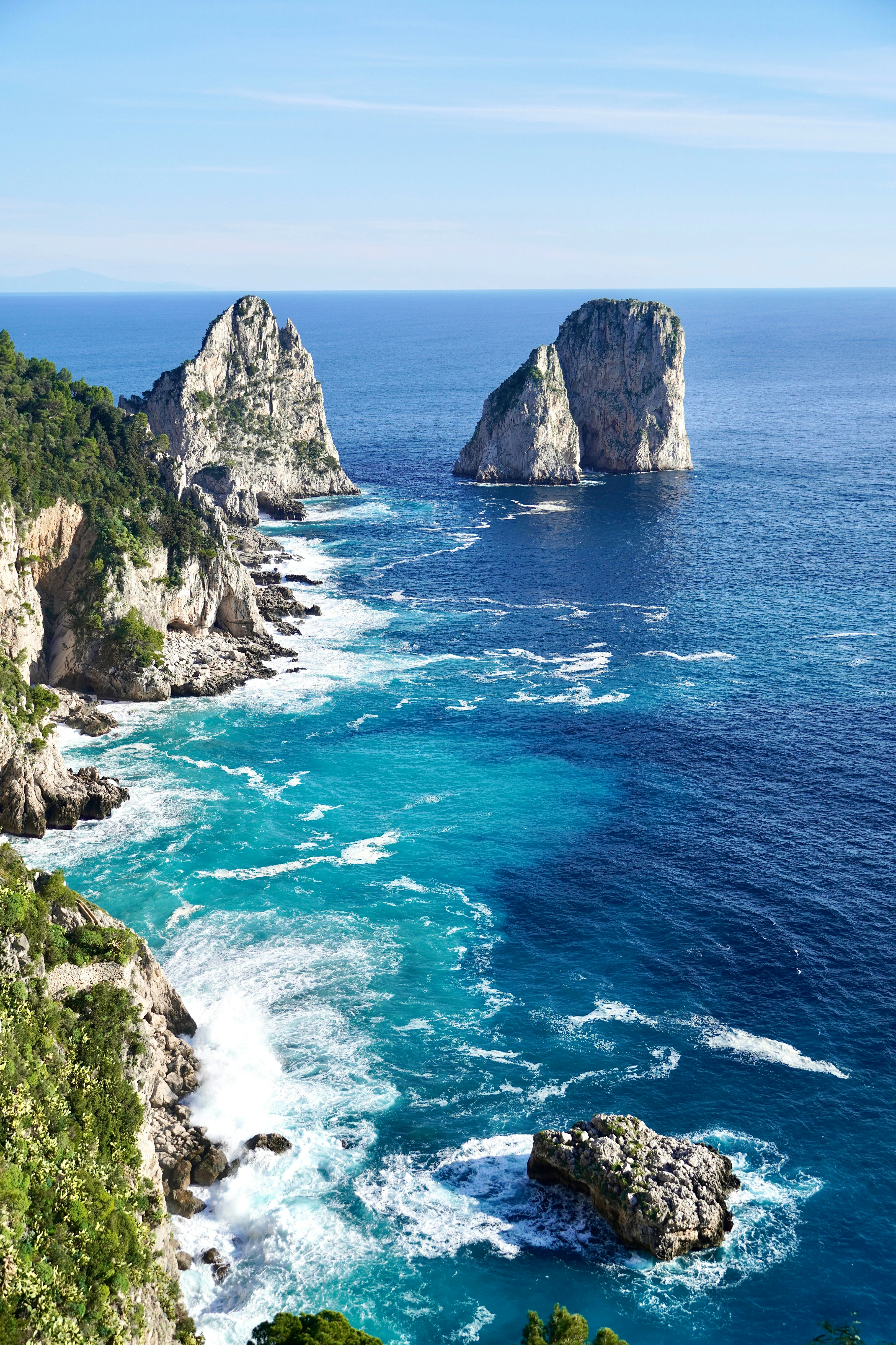 Acantilados escarpados y aguas turquesas a lo largo de la costa