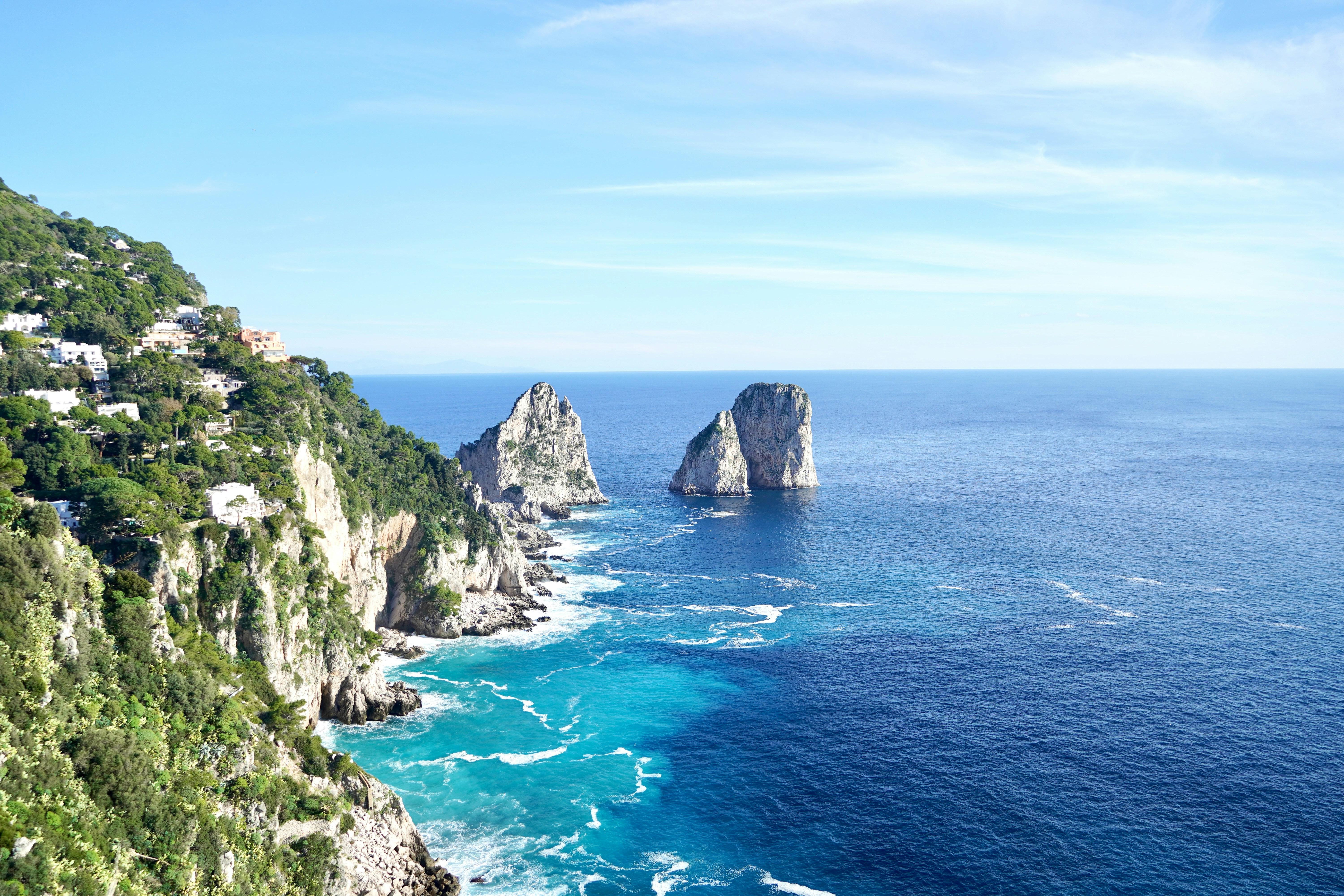 Costa rocosa con océano azul y cielo despejado