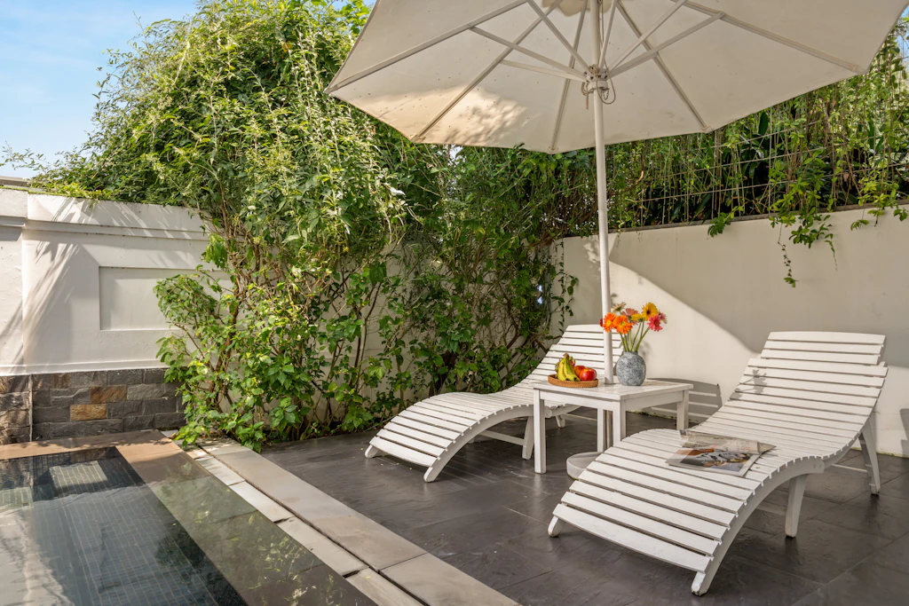 Fire pit and retaining wall hardscape — custom outdoor living in Tampa Bay area