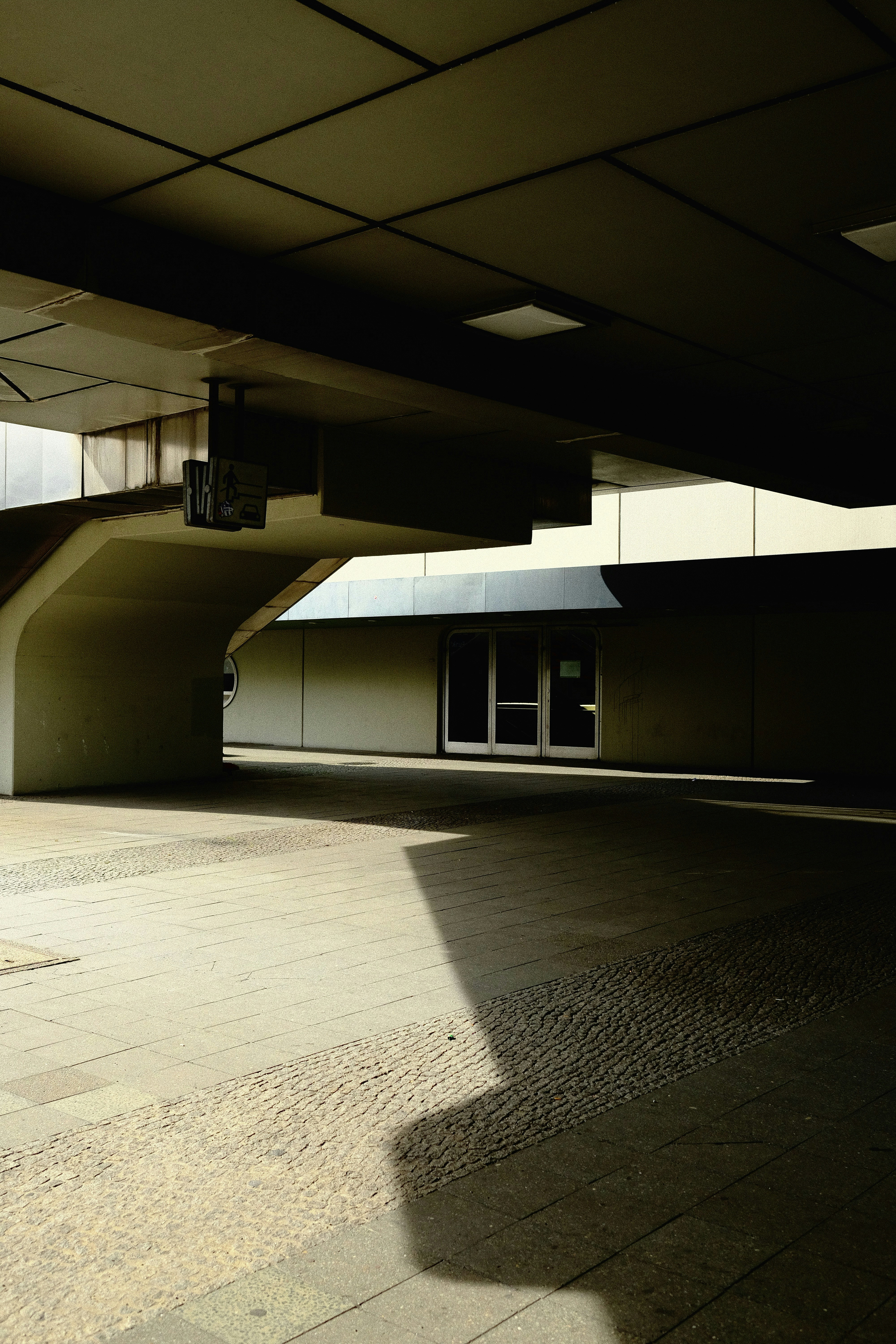 Photo of Modern building entrance with geometric shadows by Jonas Gerlach