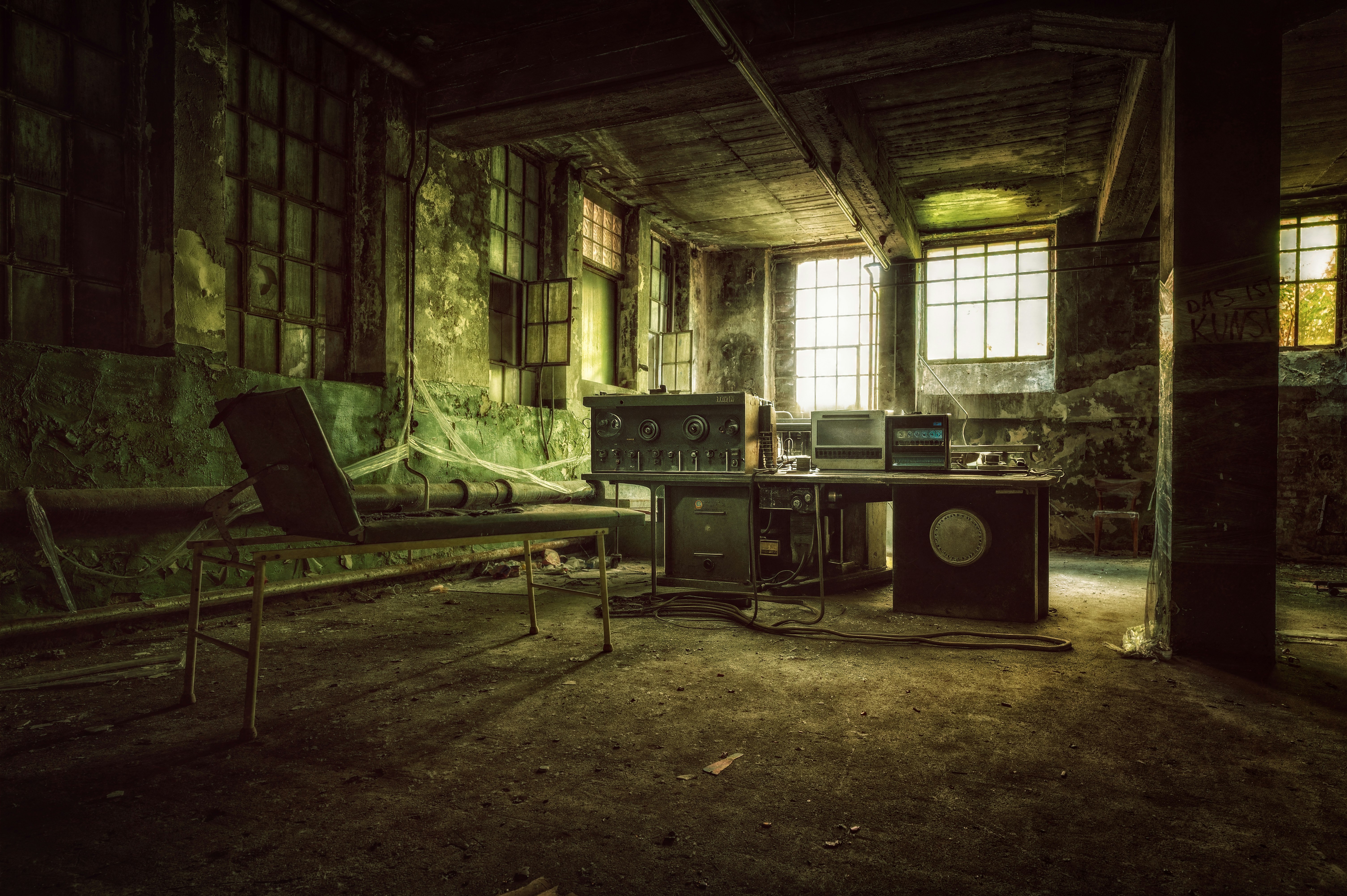 Ufficio abbandonato con scrivania impolverata e ragnatele